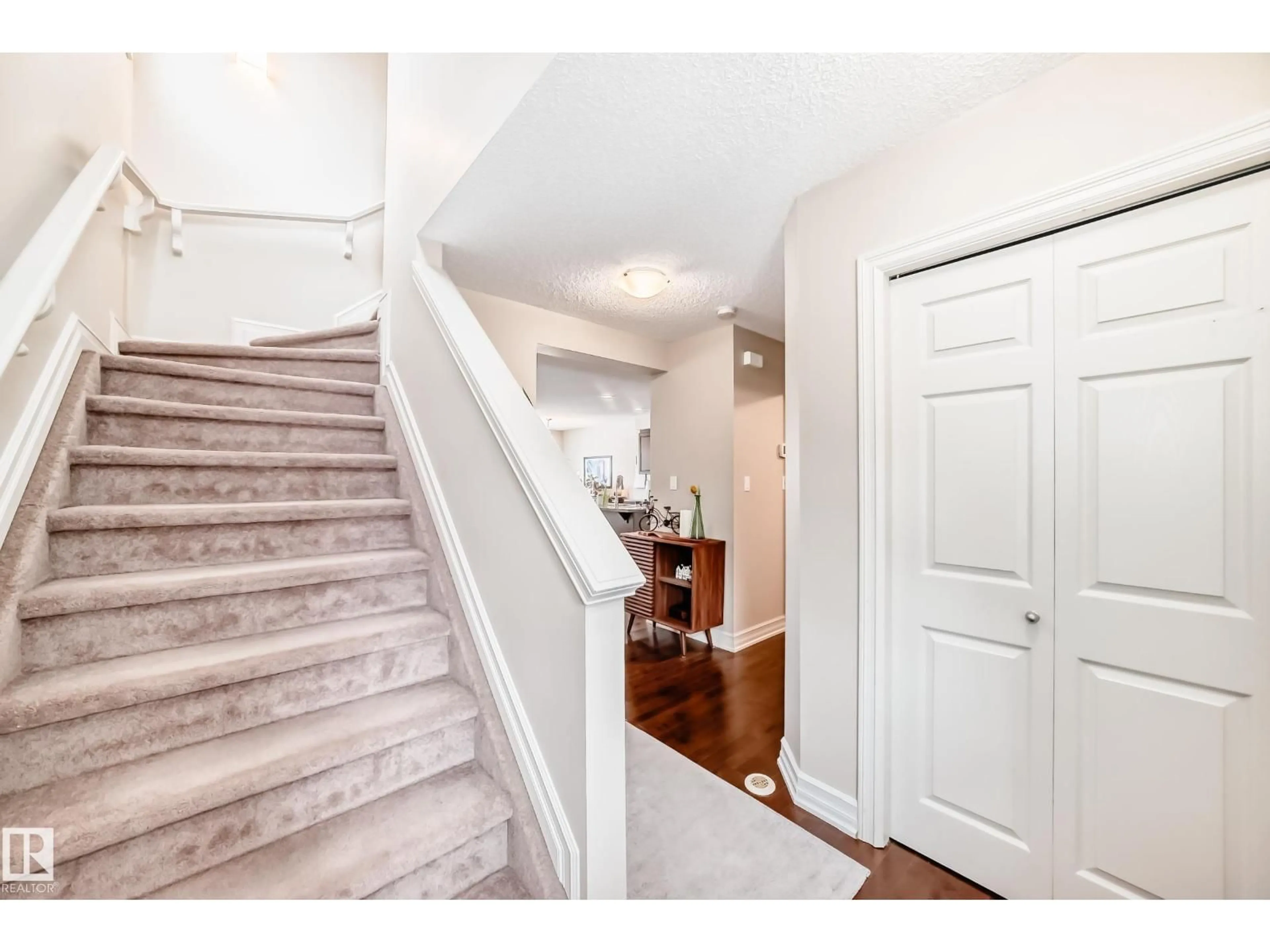 Indoor entryway for 9645 SIMPSON PL, Edmonton Alberta T6R0T8