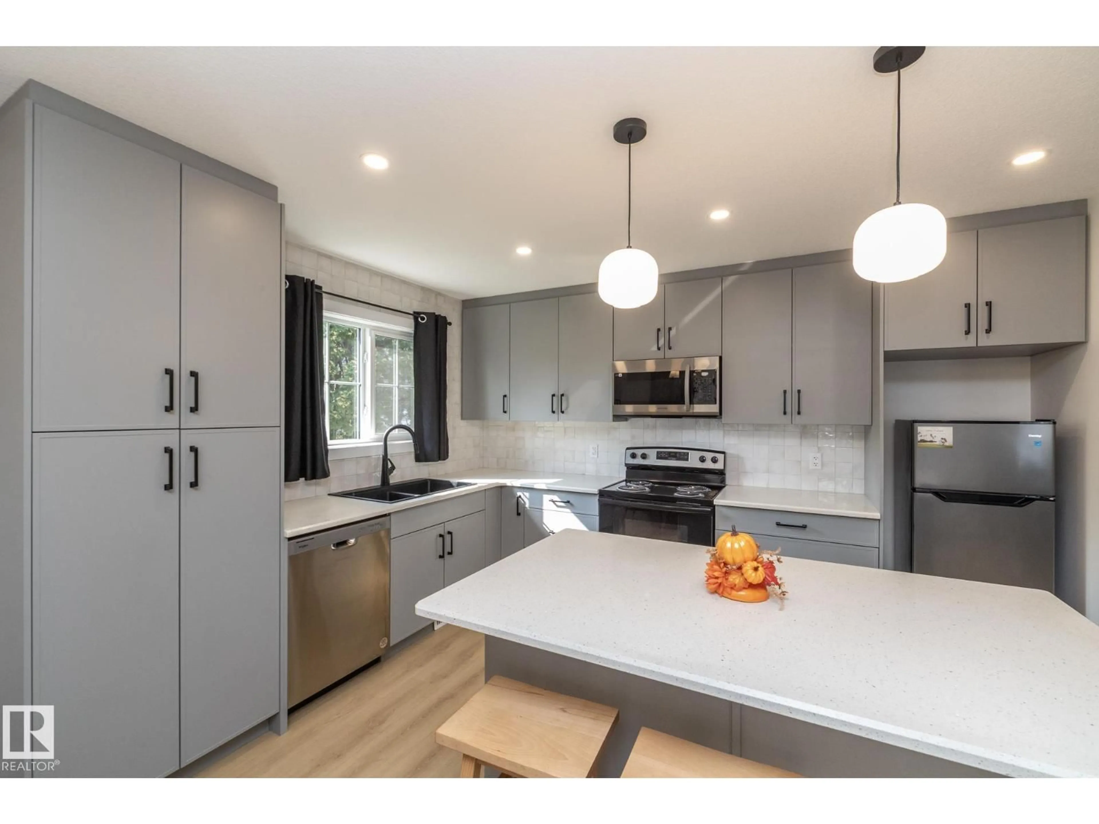 Open concept kitchen, unknown for 56 BRAZEAU DR, Devon Alberta T9G1M2