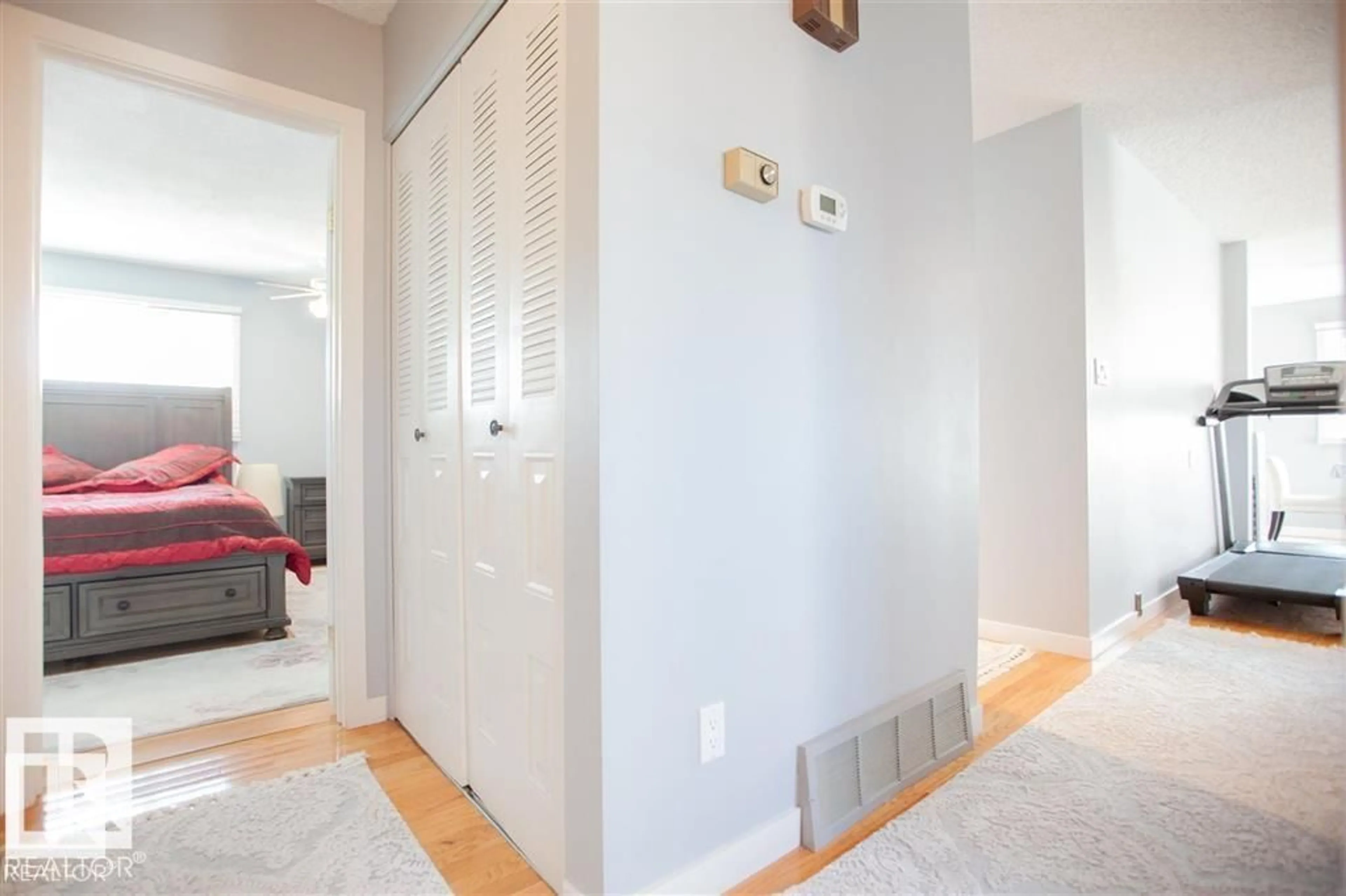 Indoor entryway for 17208 106 ST, Edmonton Alberta T5X3G8