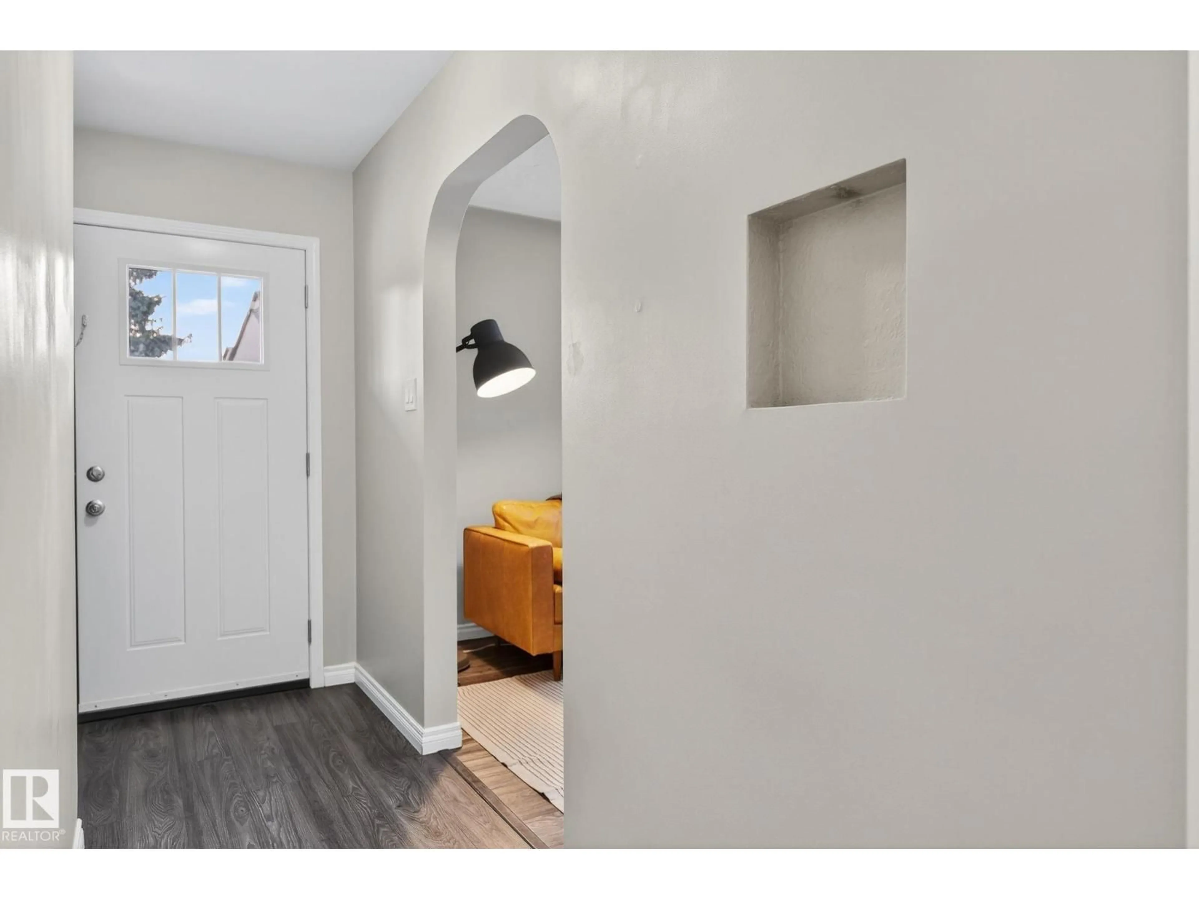 Indoor entryway for 5 LANGLEY DR, Fort Saskatchewan Alberta T8L2L7