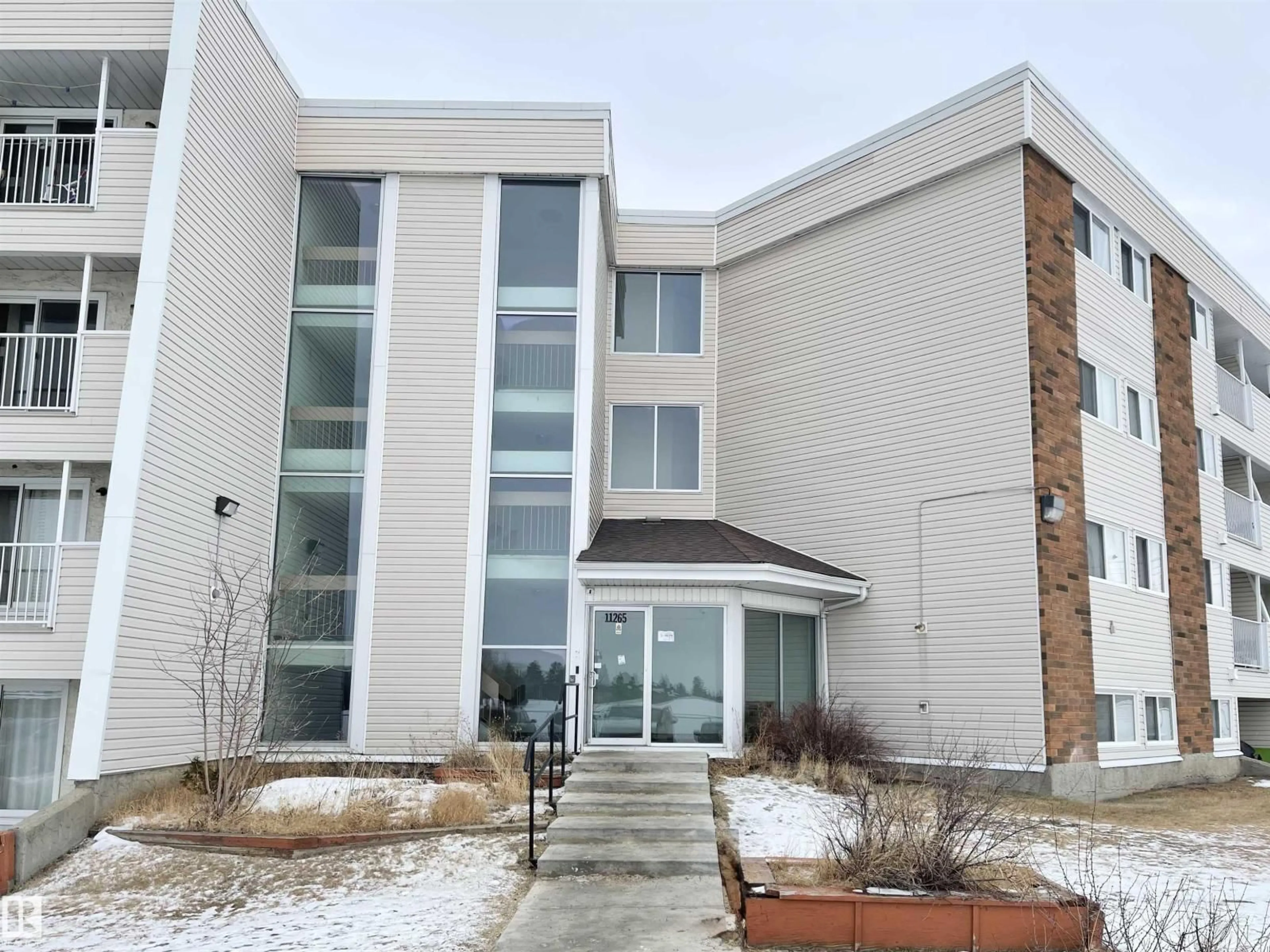 Indoor foyer for 44 11265 31 AV, Edmonton Alberta T6J3V7