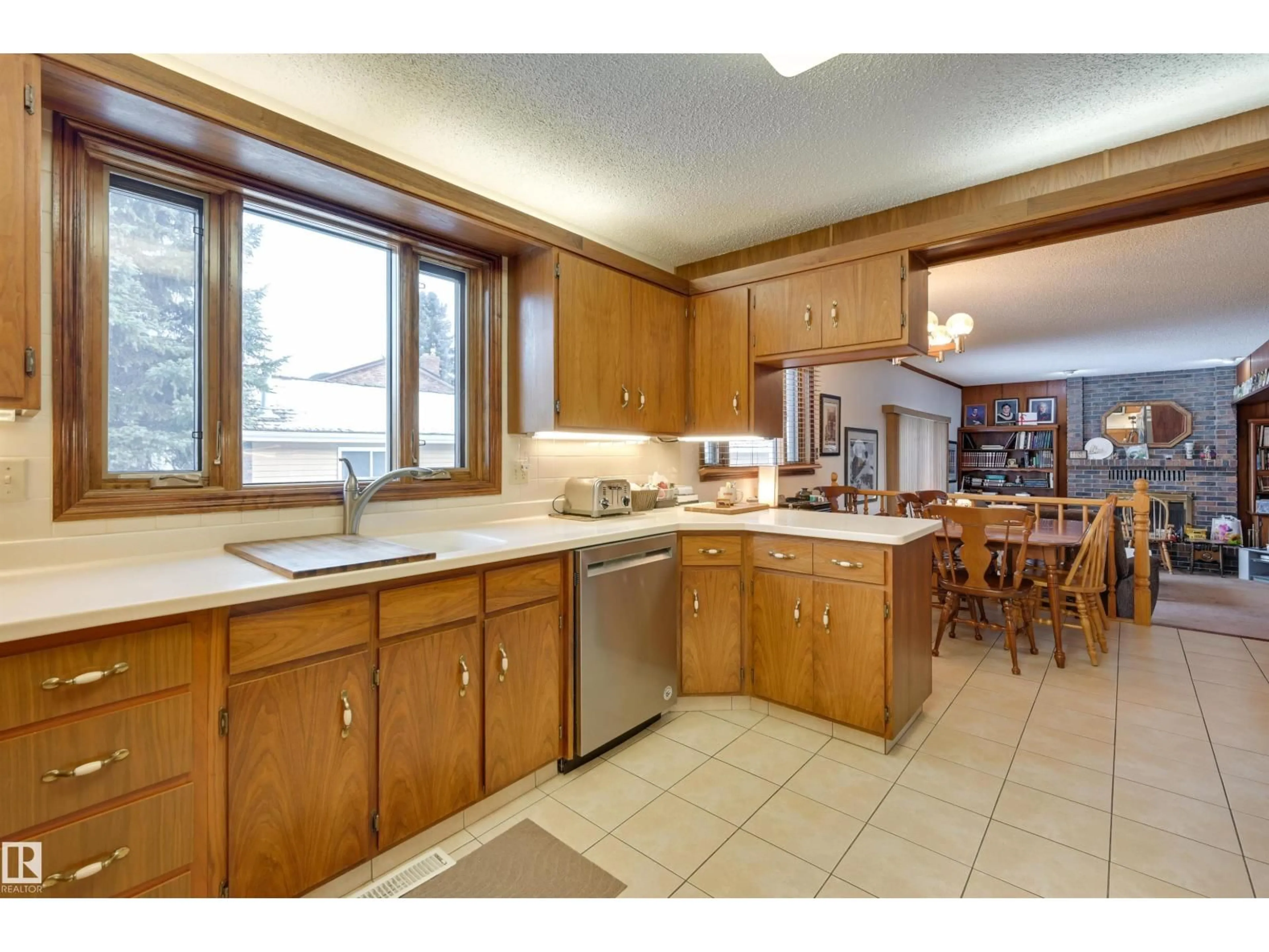 Open concept kitchen, unknown for 1407 BEARSPAW DR, Edmonton Alberta T6J5B2