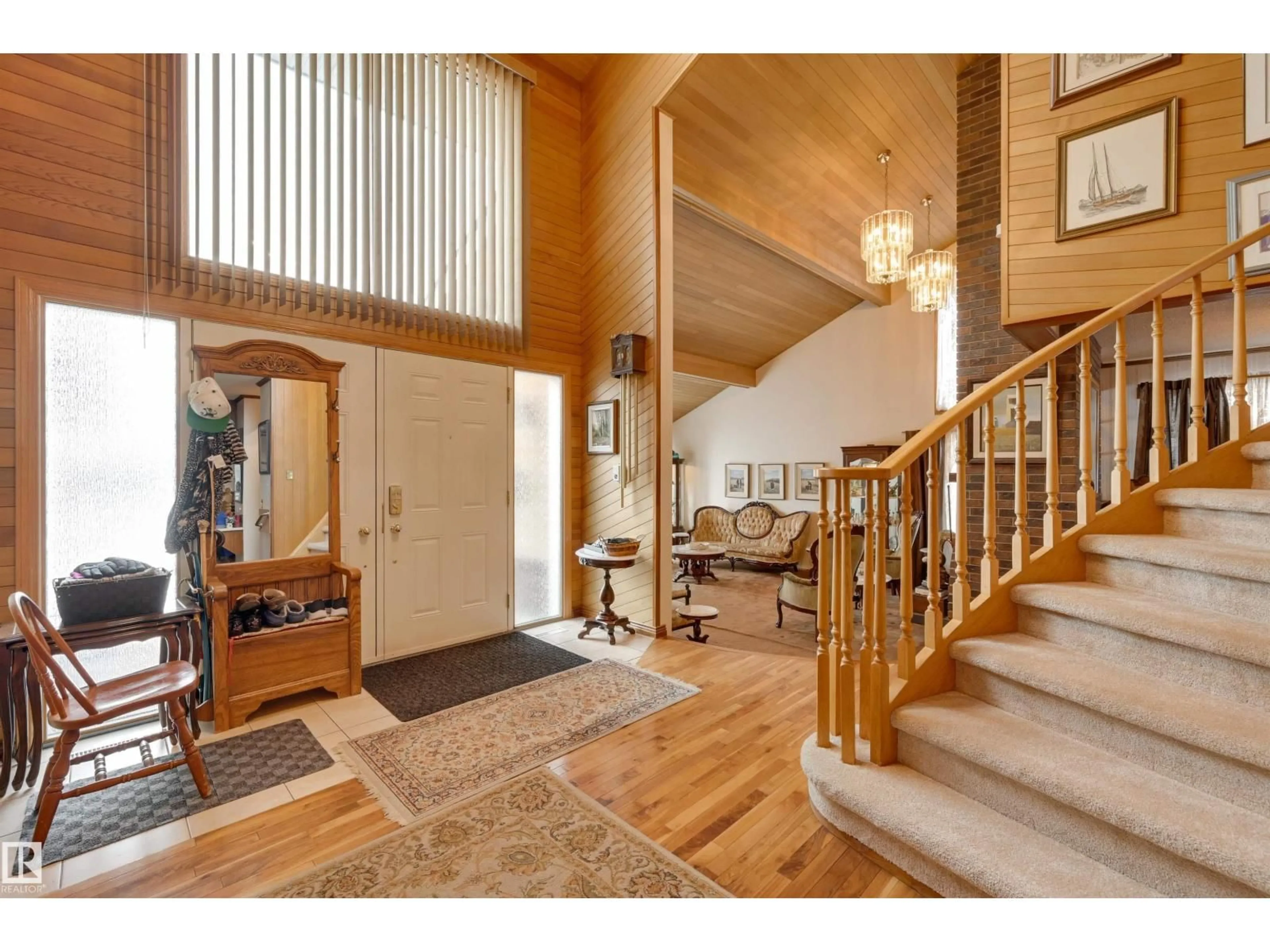 Indoor foyer for 1407 BEARSPAW DR, Edmonton Alberta T6J5B2