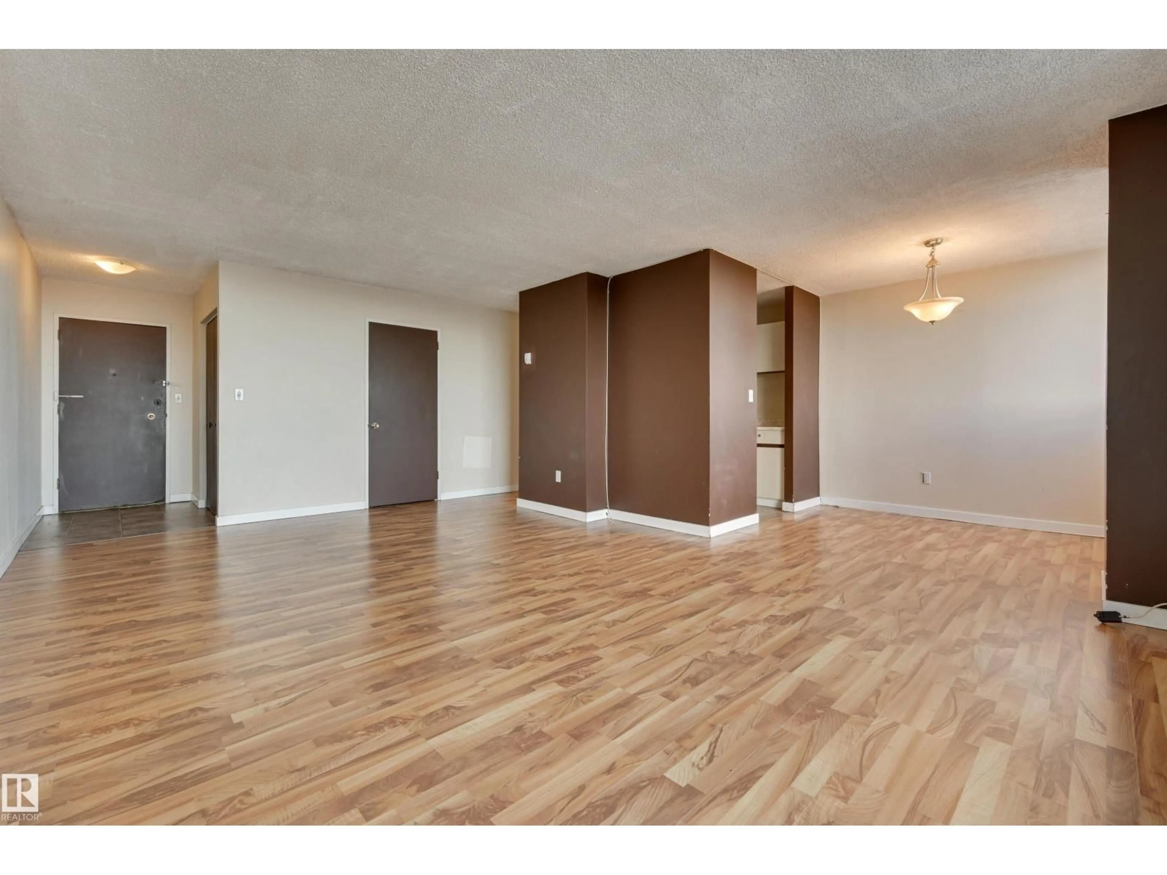 A pic of a room for 1304 STONY PLAIN RD, Edmonton Alberta T5N3R2