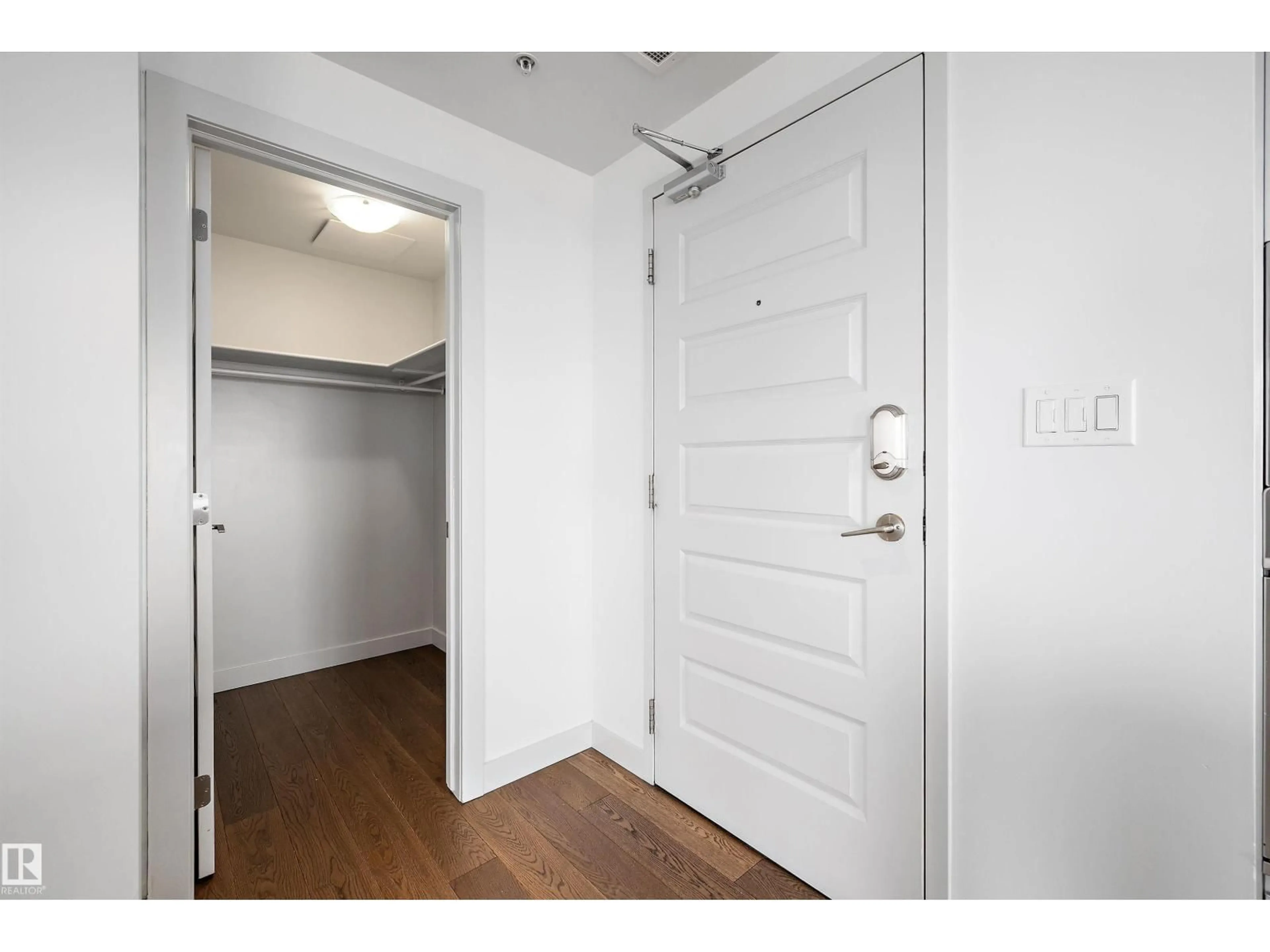 Indoor entryway for 1704 105 ST, Edmonton Alberta T5J0C2