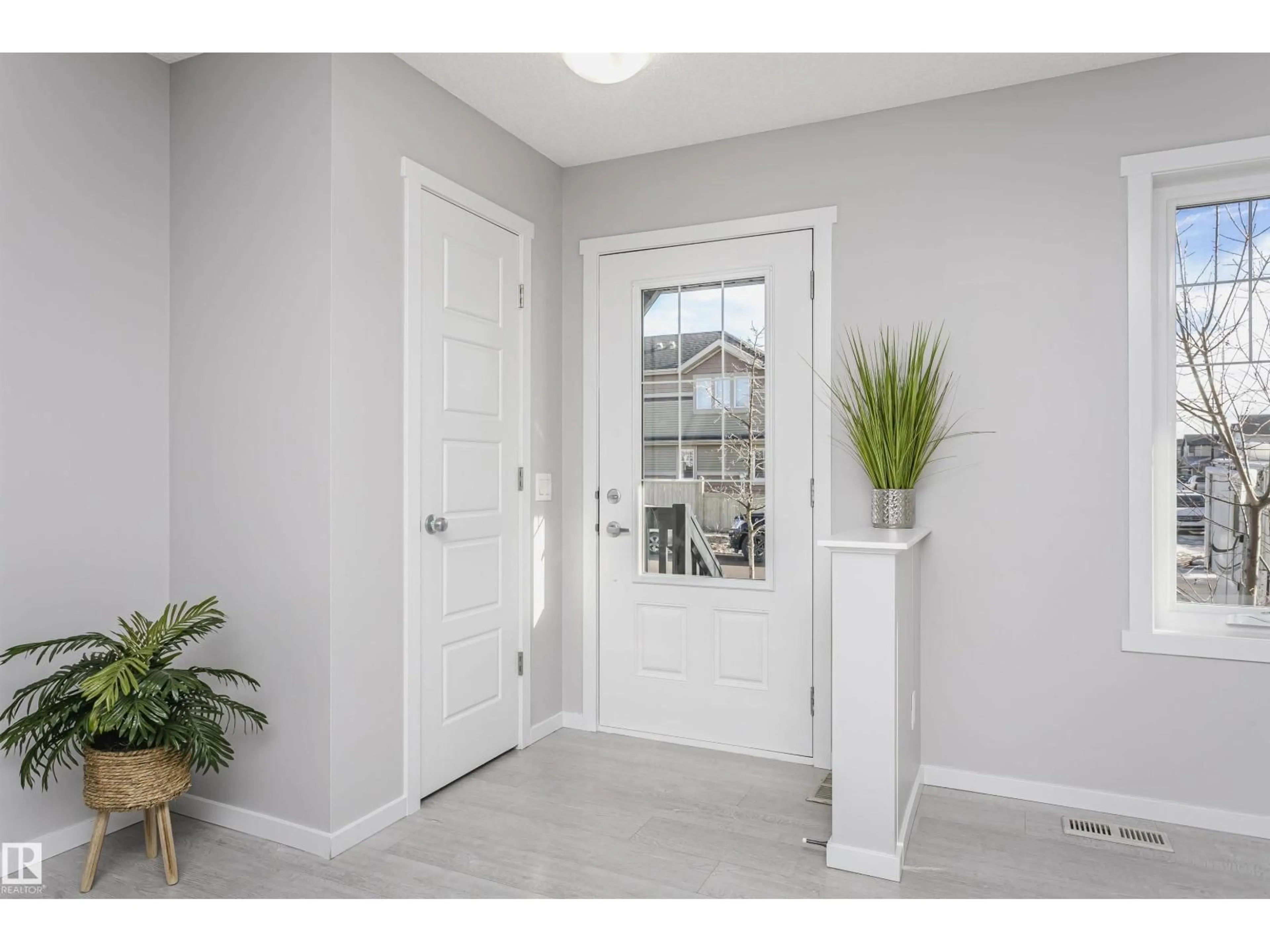 Indoor entryway for 291 EDGEMONT RD, Edmonton Alberta T6M0V5