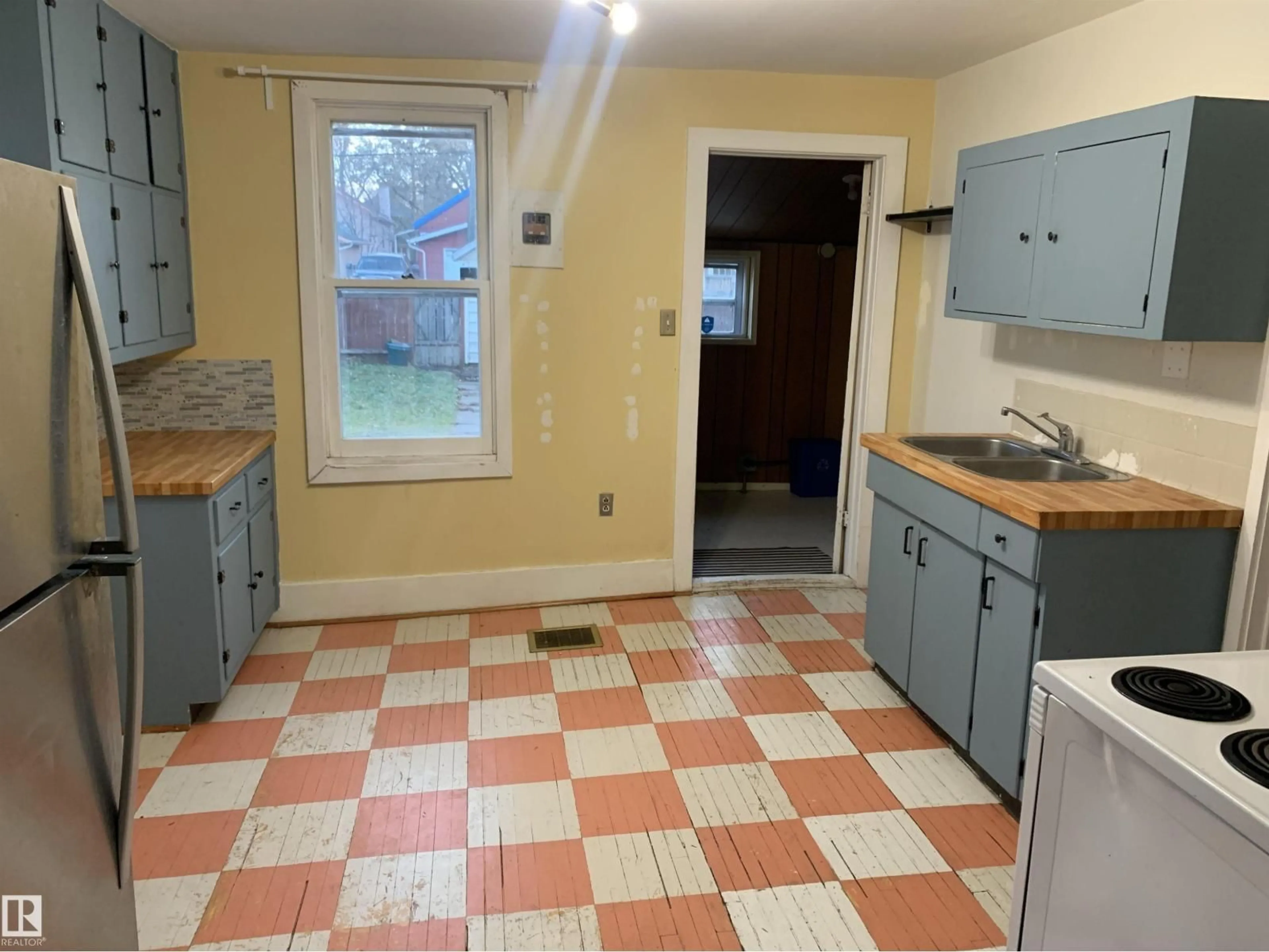 Standard kitchen, ceramic/tile floor for NW - 9747 90 AV, Edmonton Alberta T6E2S8