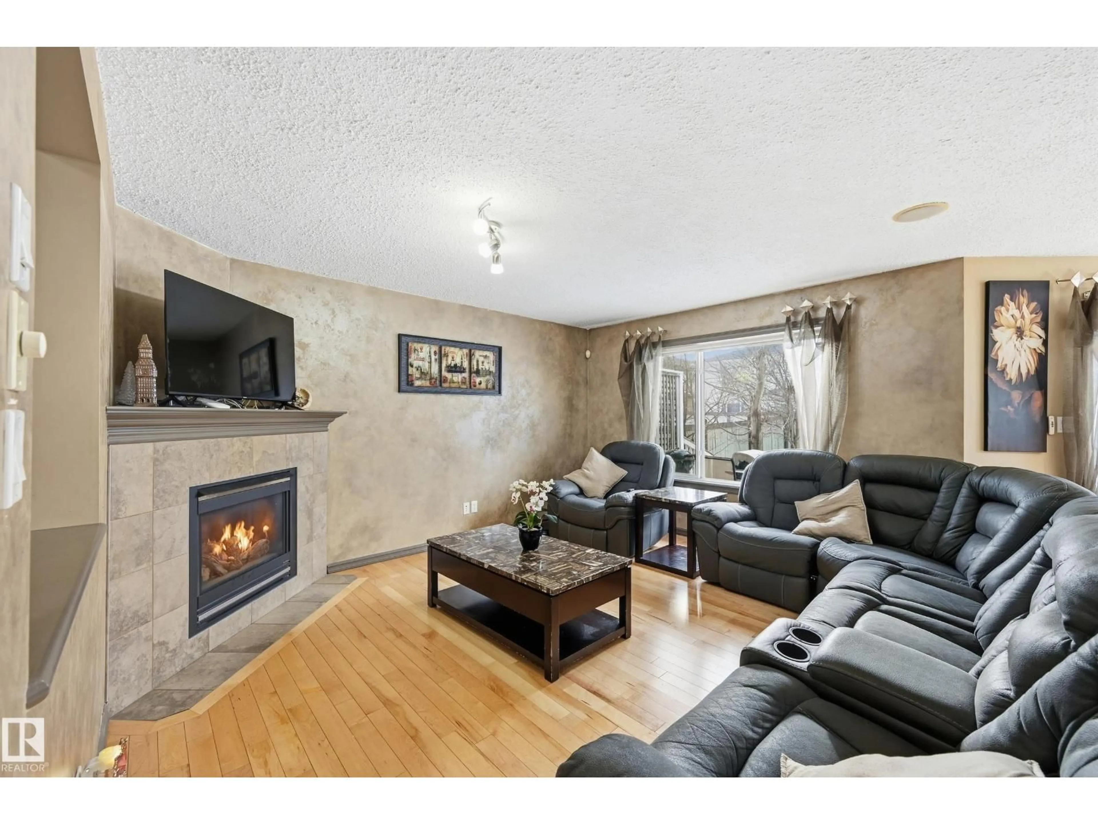 Living room with furniture, unknown for 1440 POTTER GREENS DR, Edmonton Alberta T5T1J8