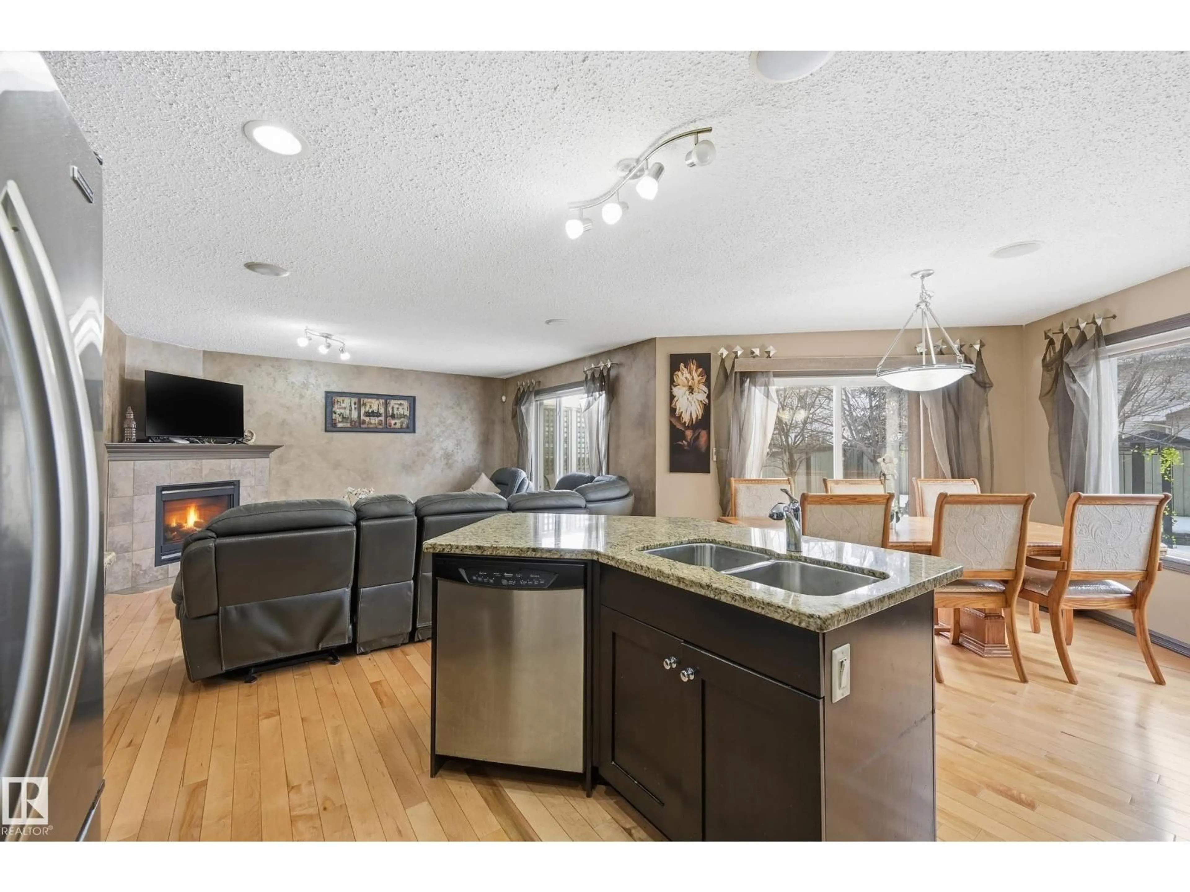 Open concept kitchen, unknown for 1440 POTTER GREENS DR, Edmonton Alberta T5T1J8