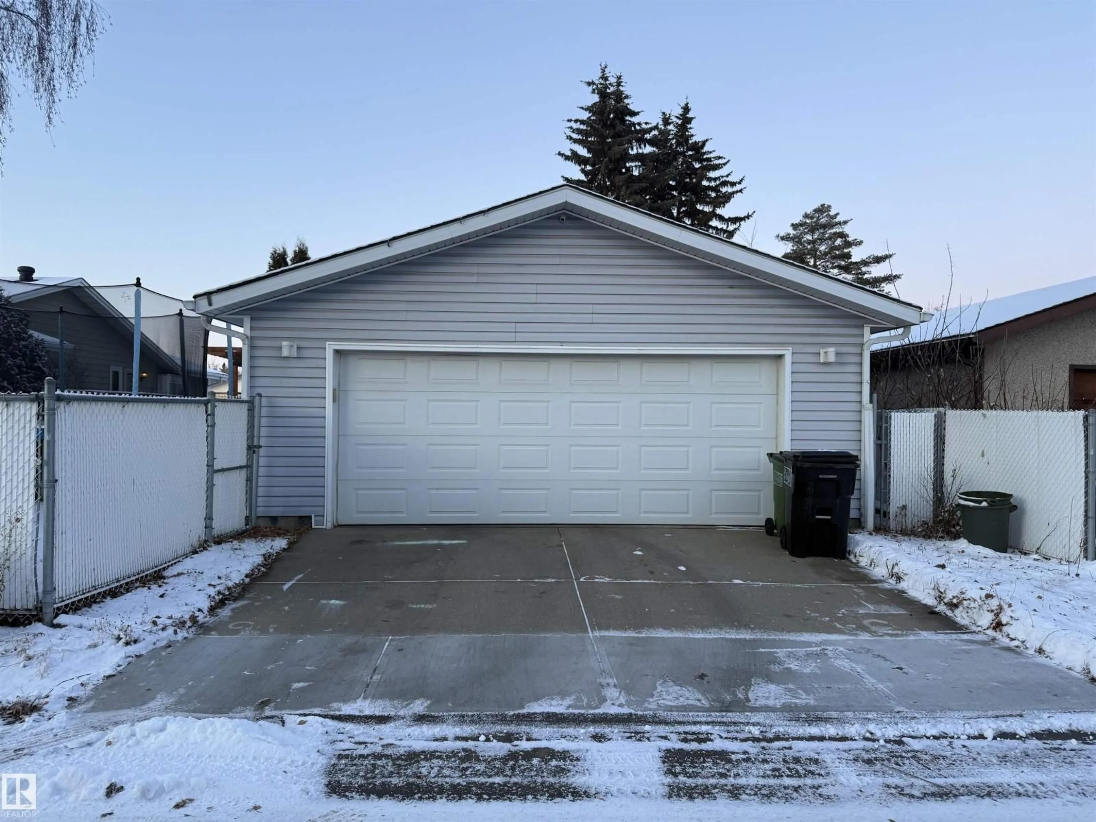 Indoor garage for 3519 16A AV, Edmonton Alberta T6L2N3