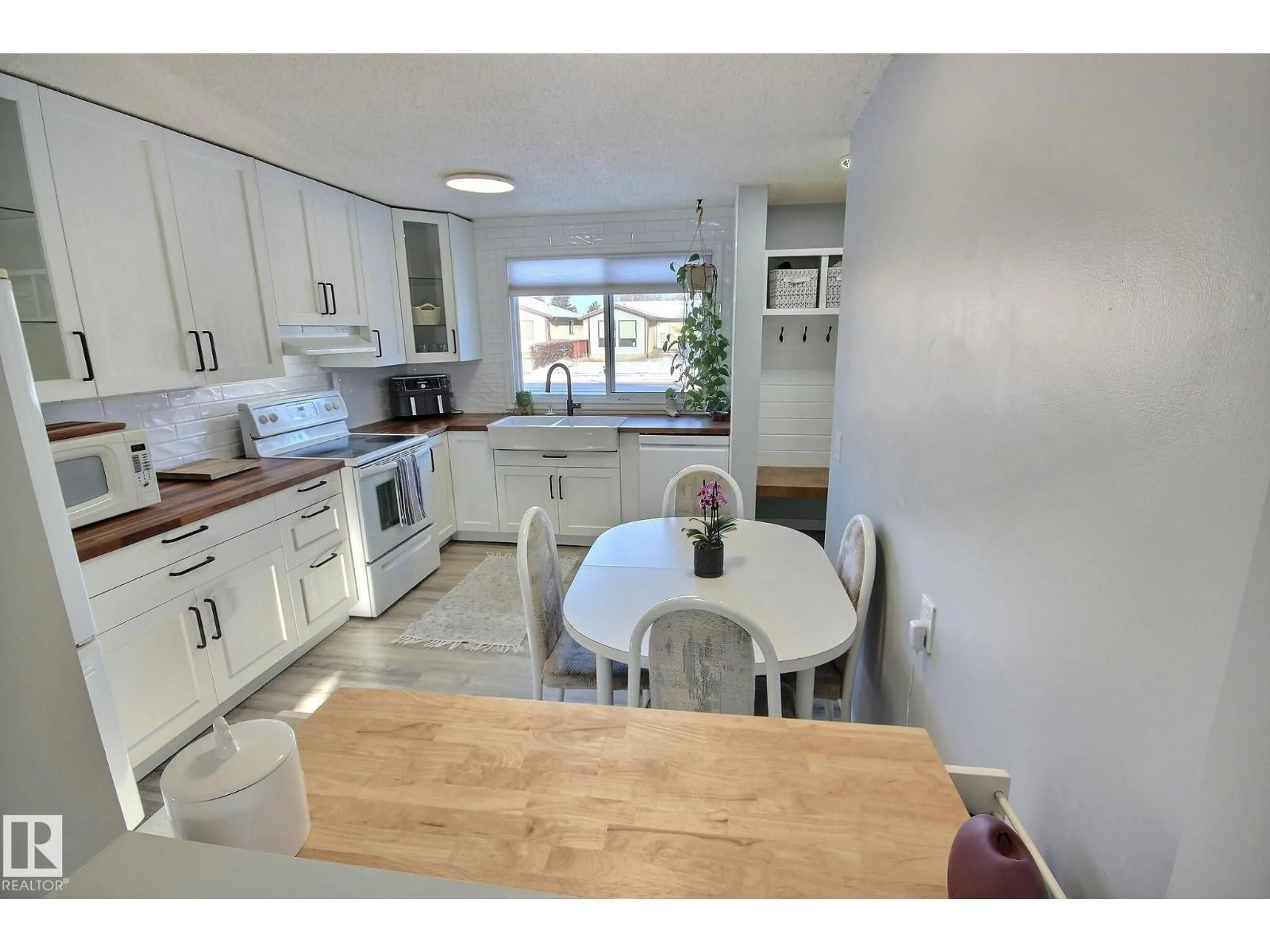 Open concept kitchen, unknown for 3519 16A AV, Edmonton Alberta T6L2N3