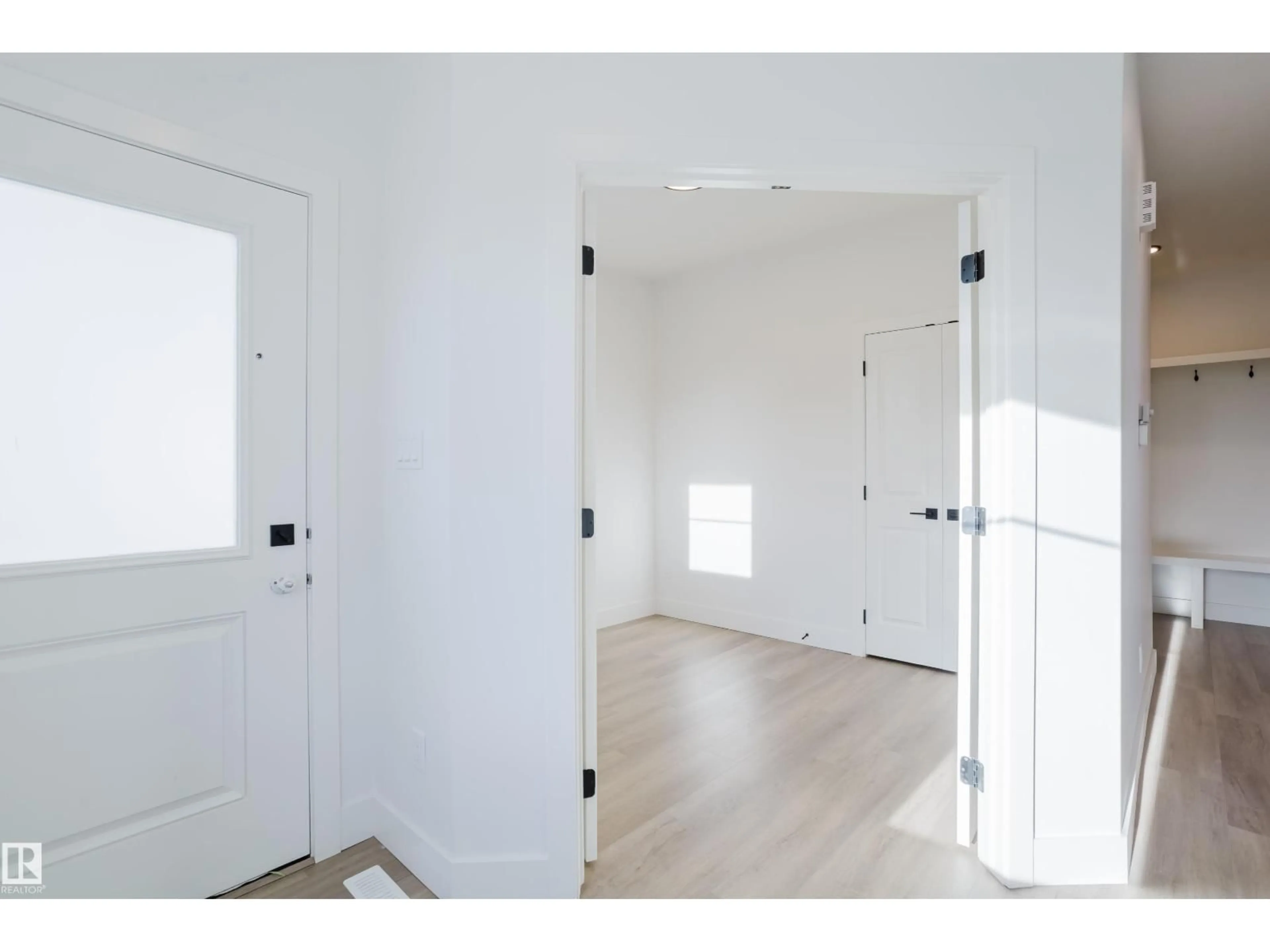 Indoor entryway for 52 MEADOWGROVE LD, Spruce Grove Alberta T7X0W2