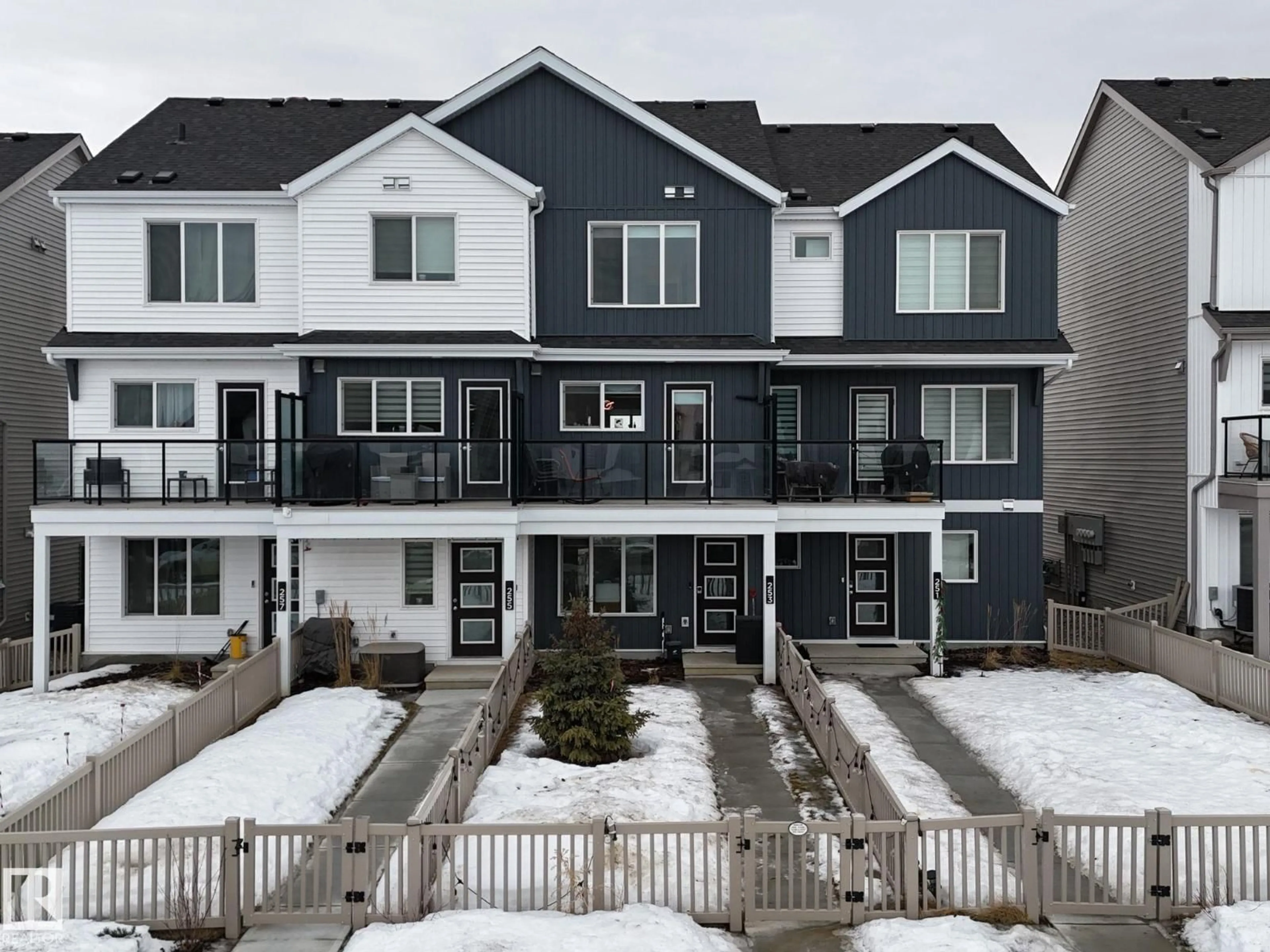 A pic from outside/outdoor area/front of a property/back of a property/a pic from drone, street for 253 MARQUIS BV, Edmonton Alberta T5Y4E7