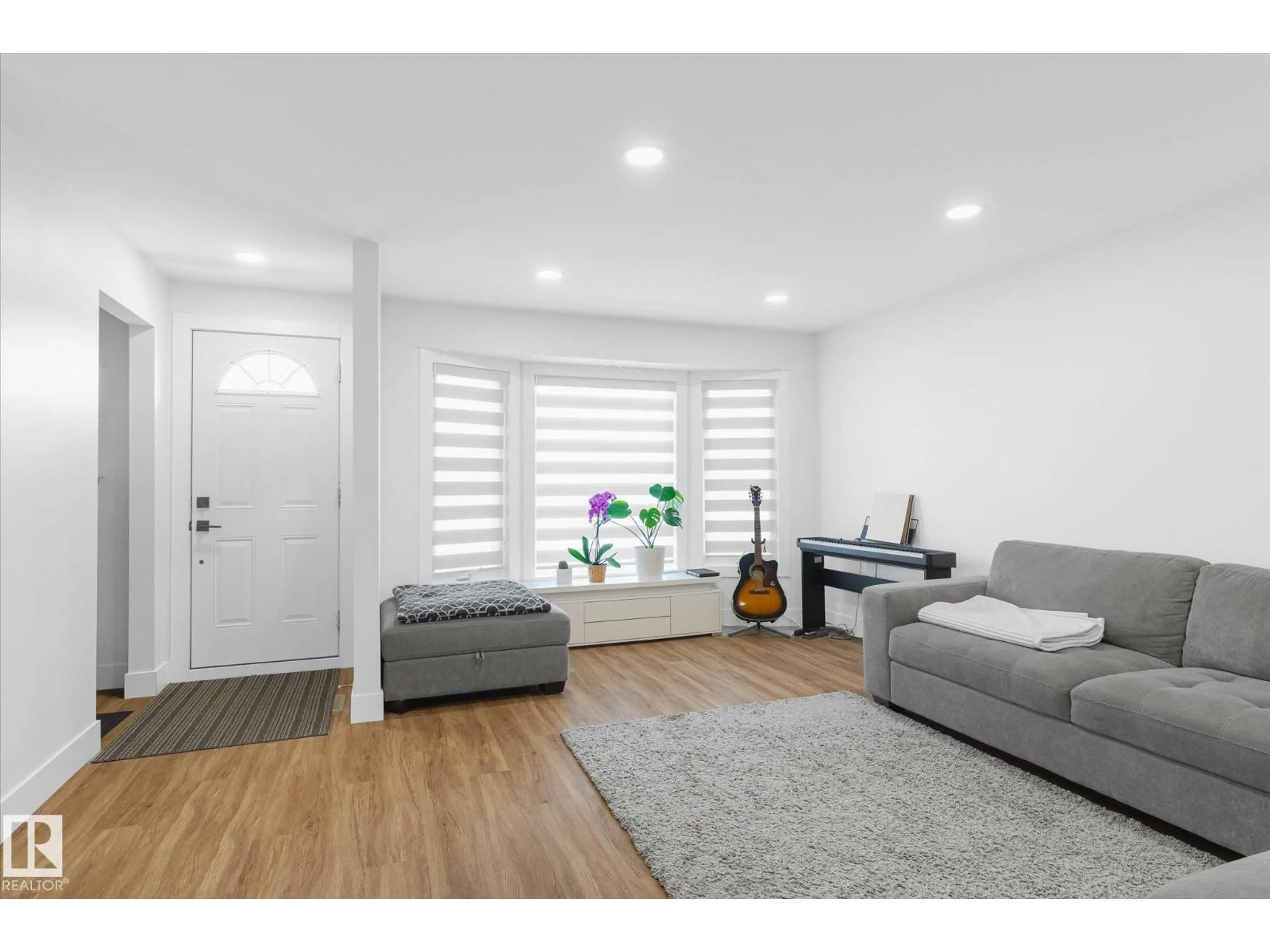 Indoor entryway for NW - 1720 35 ST, Edmonton Alberta T6L2P1