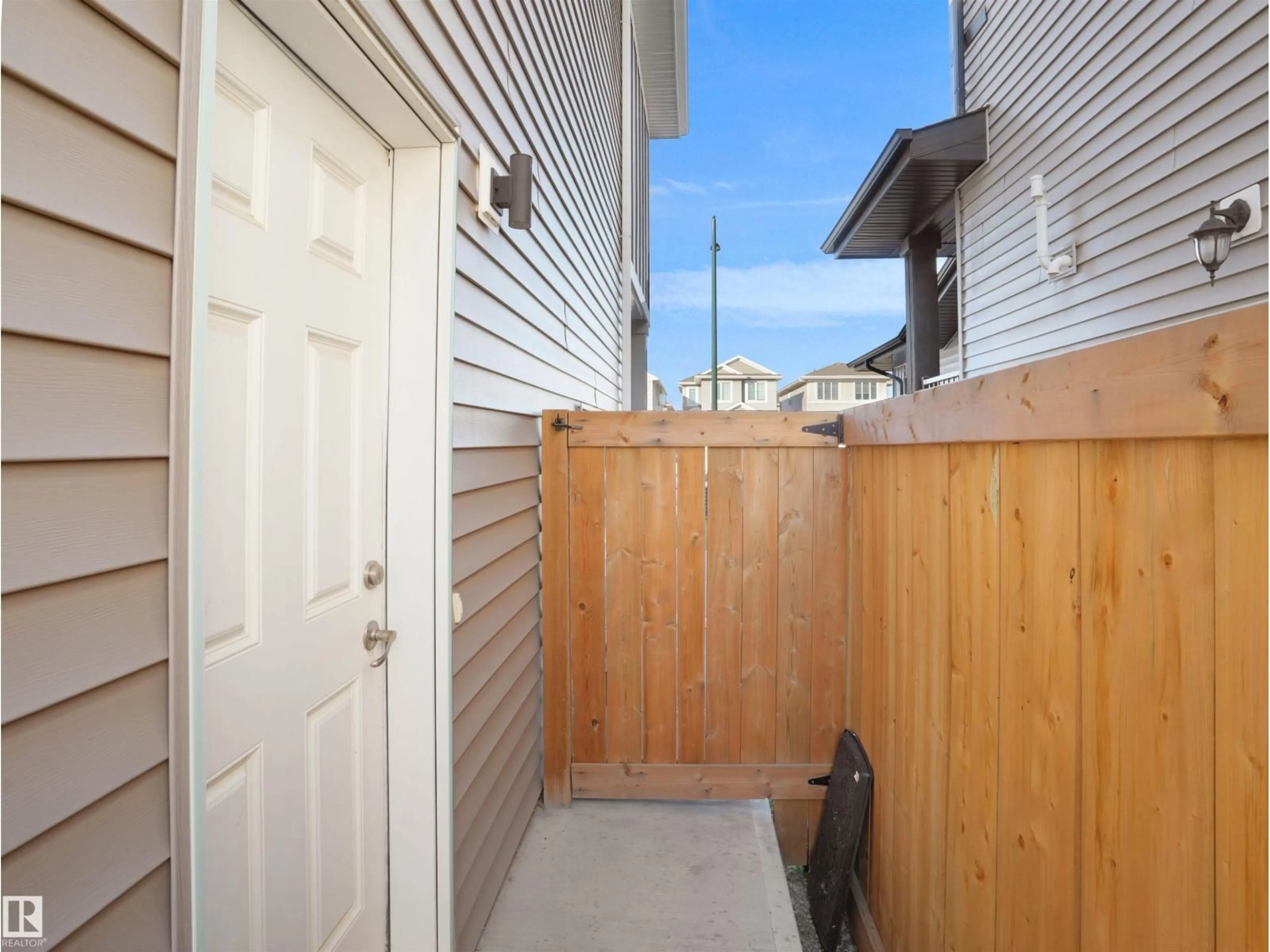 Patio, street for 207 41 AV, Edmonton Alberta T6T2E7