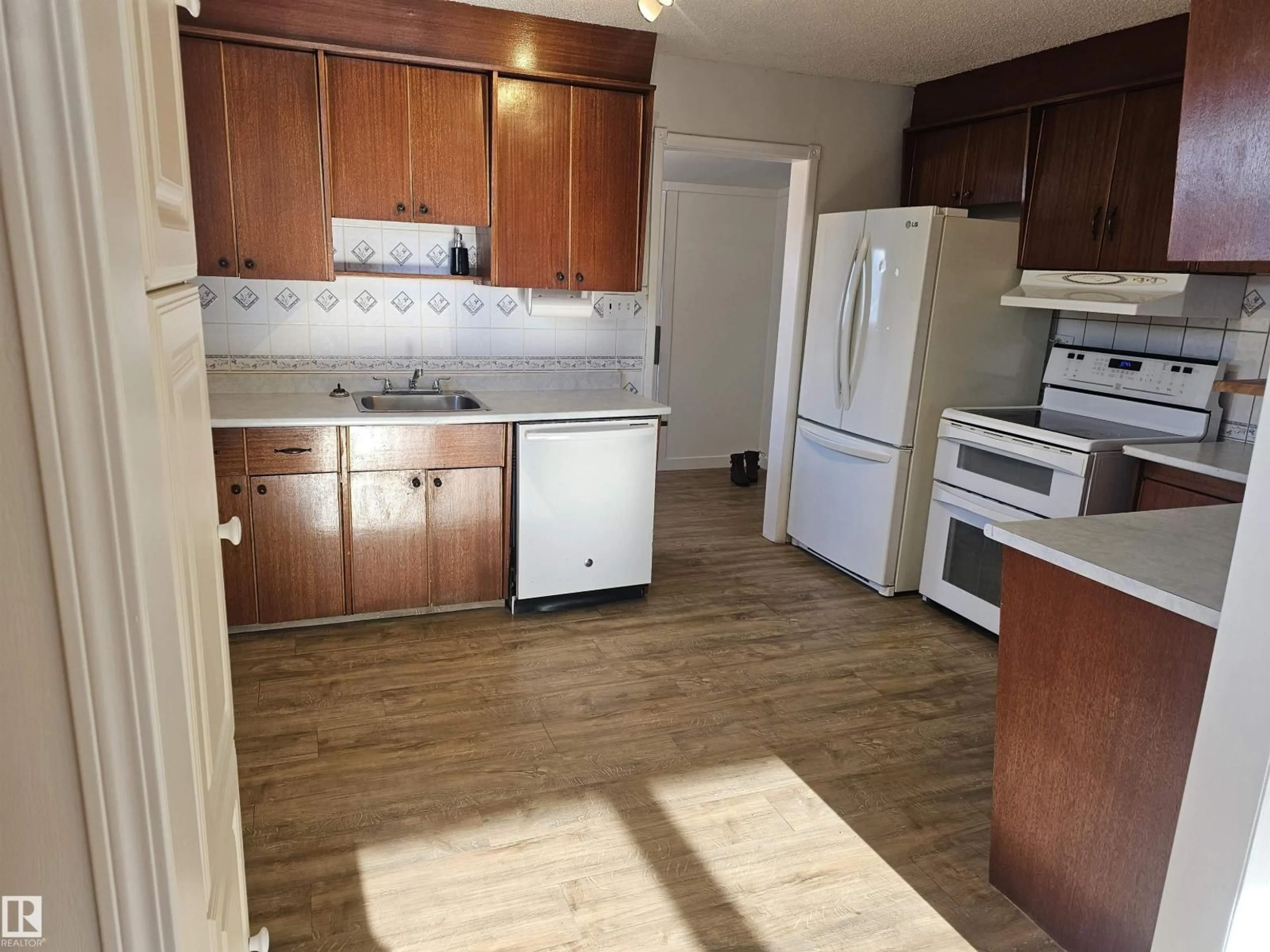 Standard kitchen, unknown for 4723 44 ST, Rural Lac Ste. Anne County Alberta T0E0A0