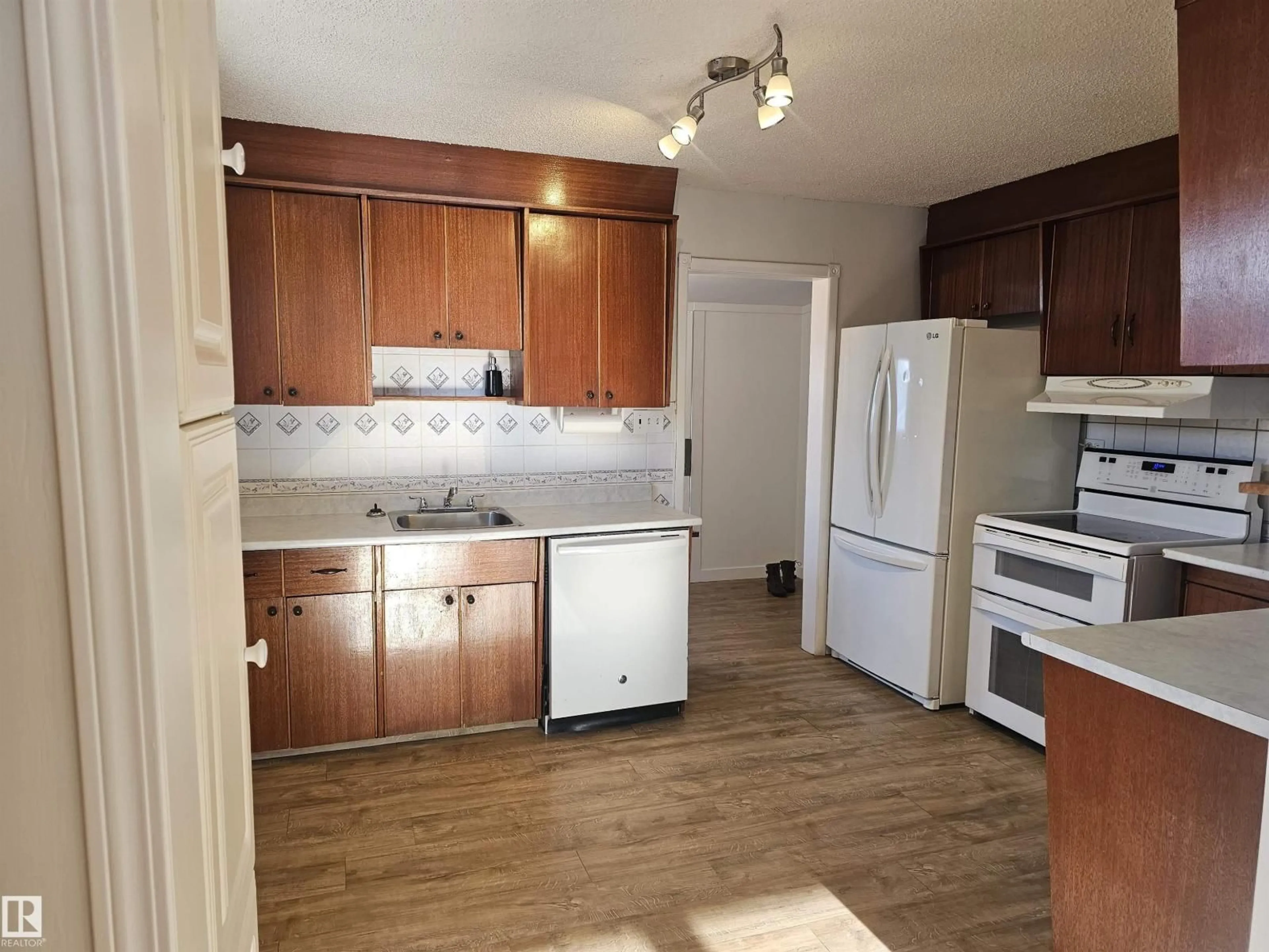 Standard kitchen, unknown for 4723 44 ST, Rural Lac Ste. Anne County Alberta T0E0A0