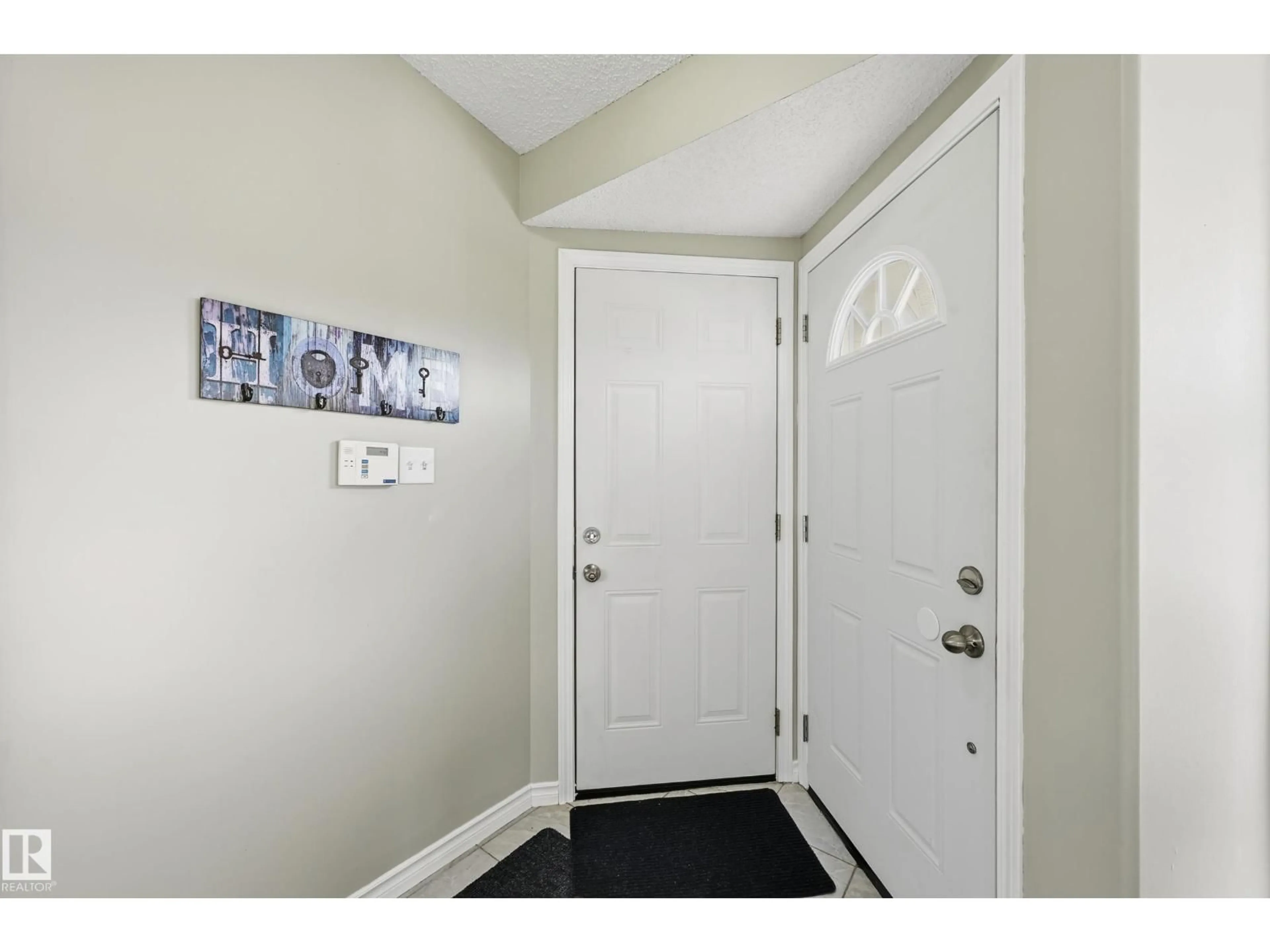 Indoor entryway for NW - 2952 39 AV, Edmonton Alberta T6T1L2