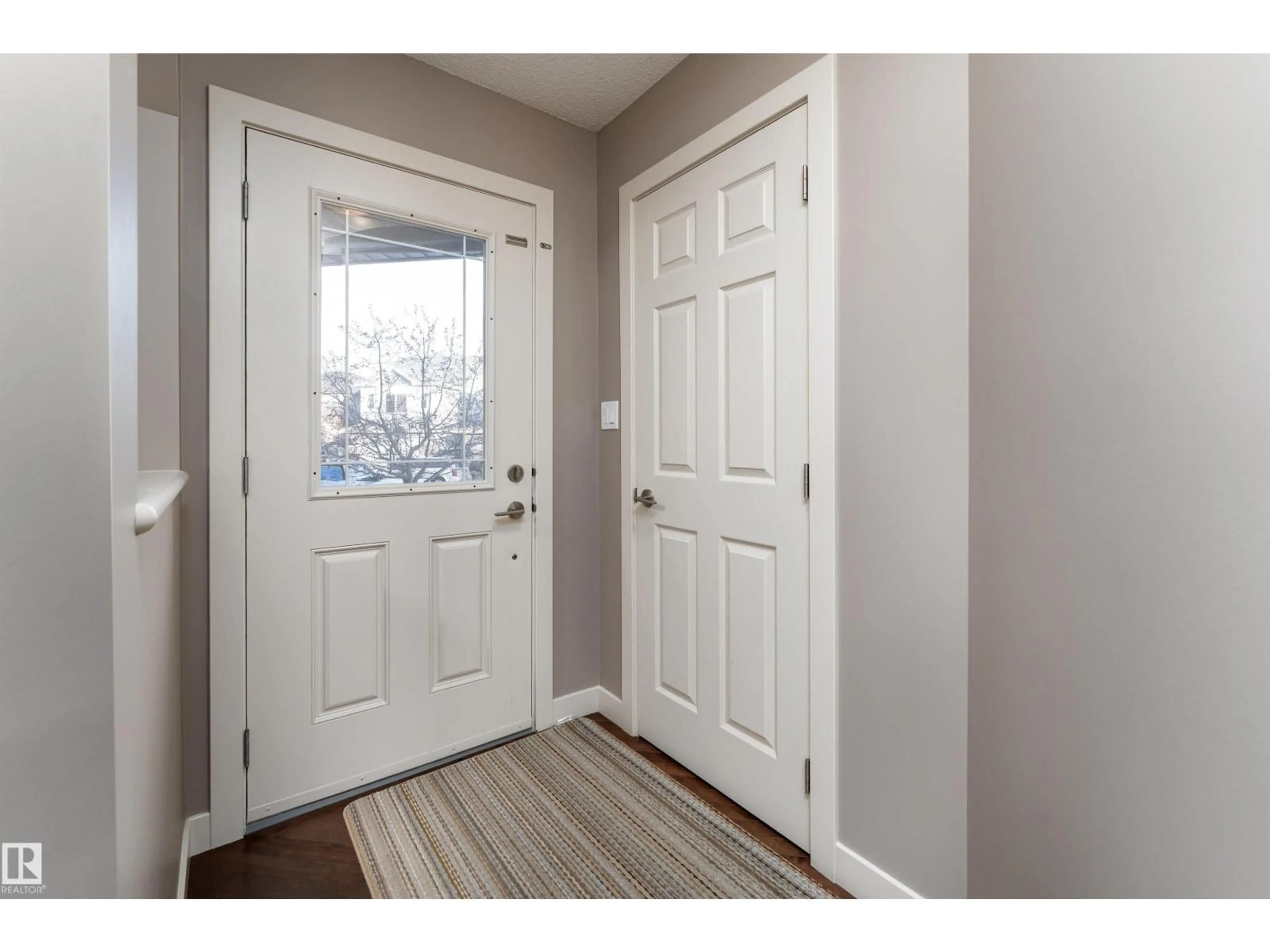 Indoor entryway for SW - 6811 19 AV, Edmonton Alberta T6X0L8