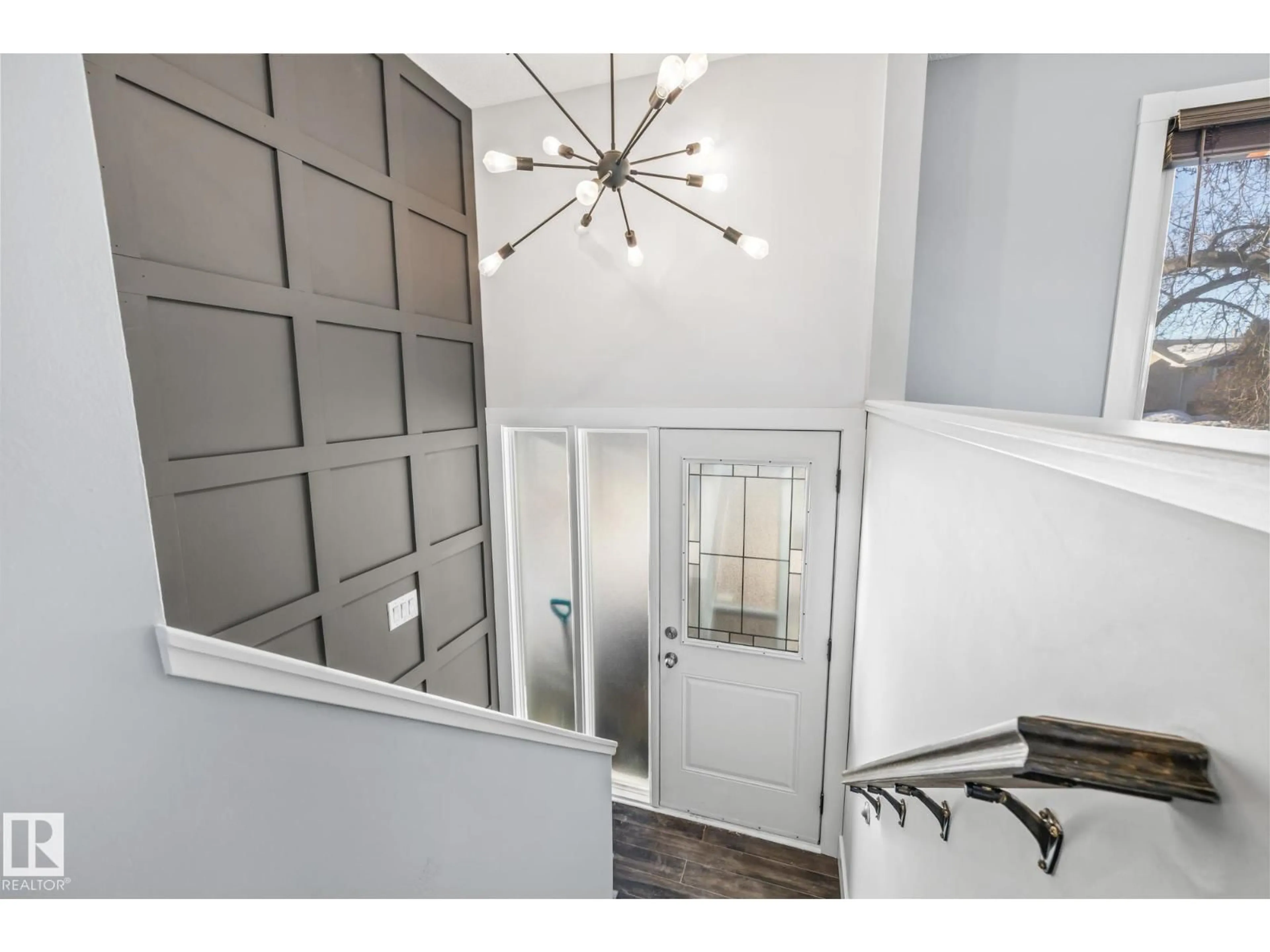 Indoor entryway for 14911 96 ST, Edmonton Alberta T5E4B9