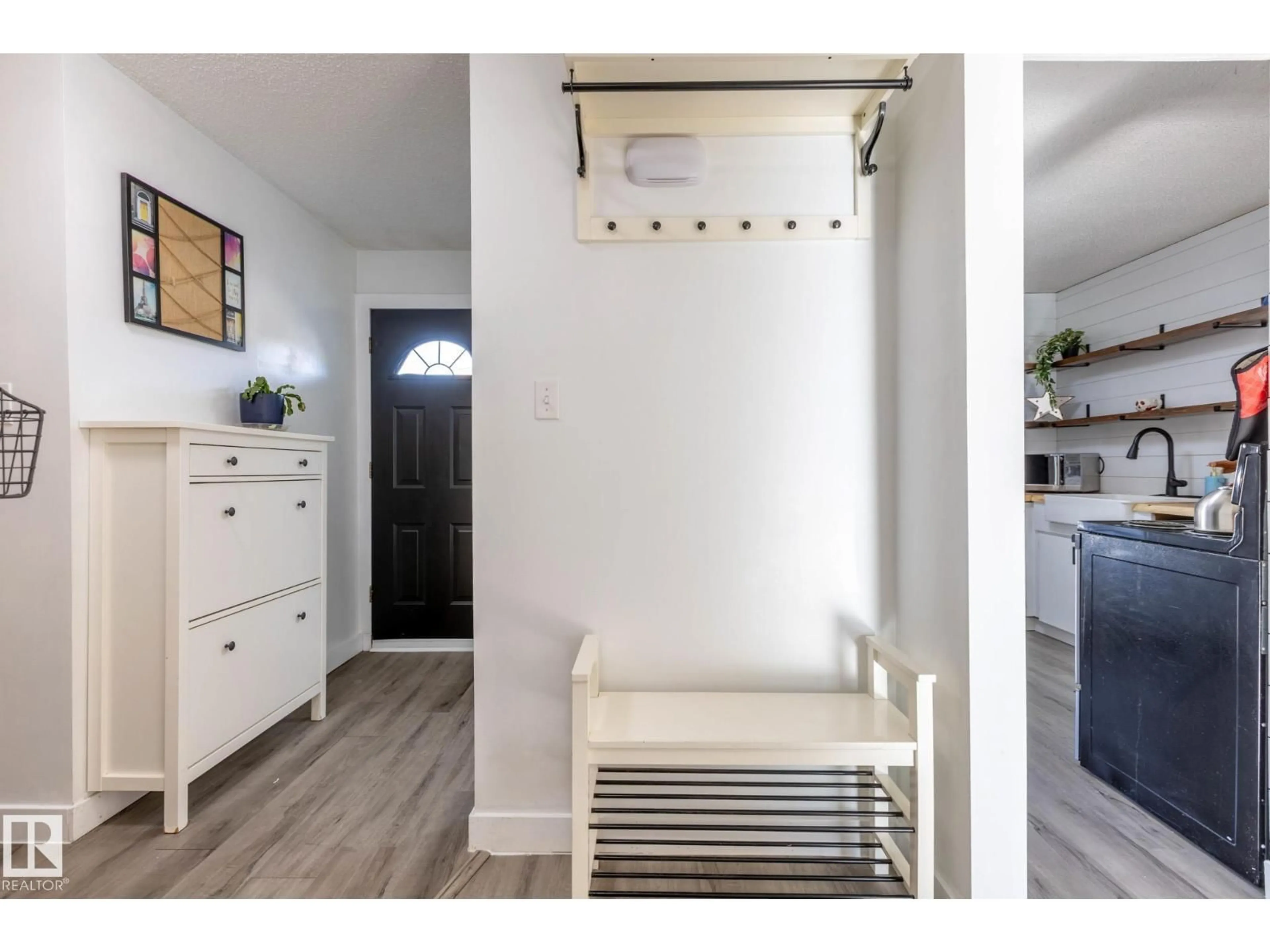 Indoor entryway for 19 GREENFIELD ES, St. Albert Alberta T8N2G2