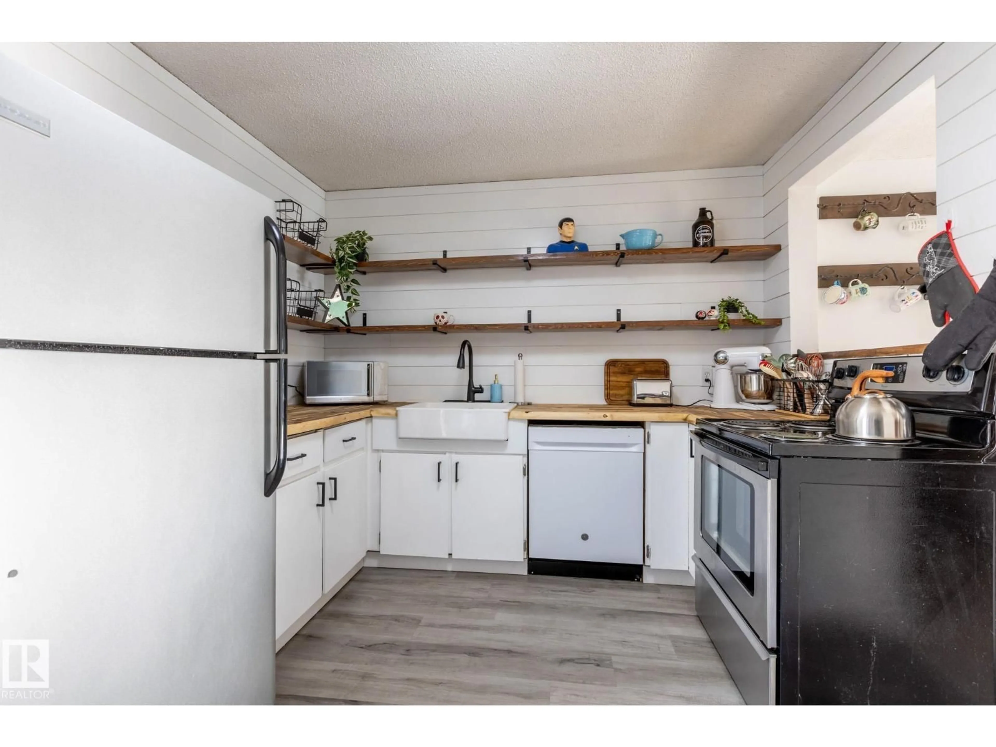 Standard kitchen, wood/laminate floor for 19 GREENFIELD ES, St. Albert Alberta T8N2G2
