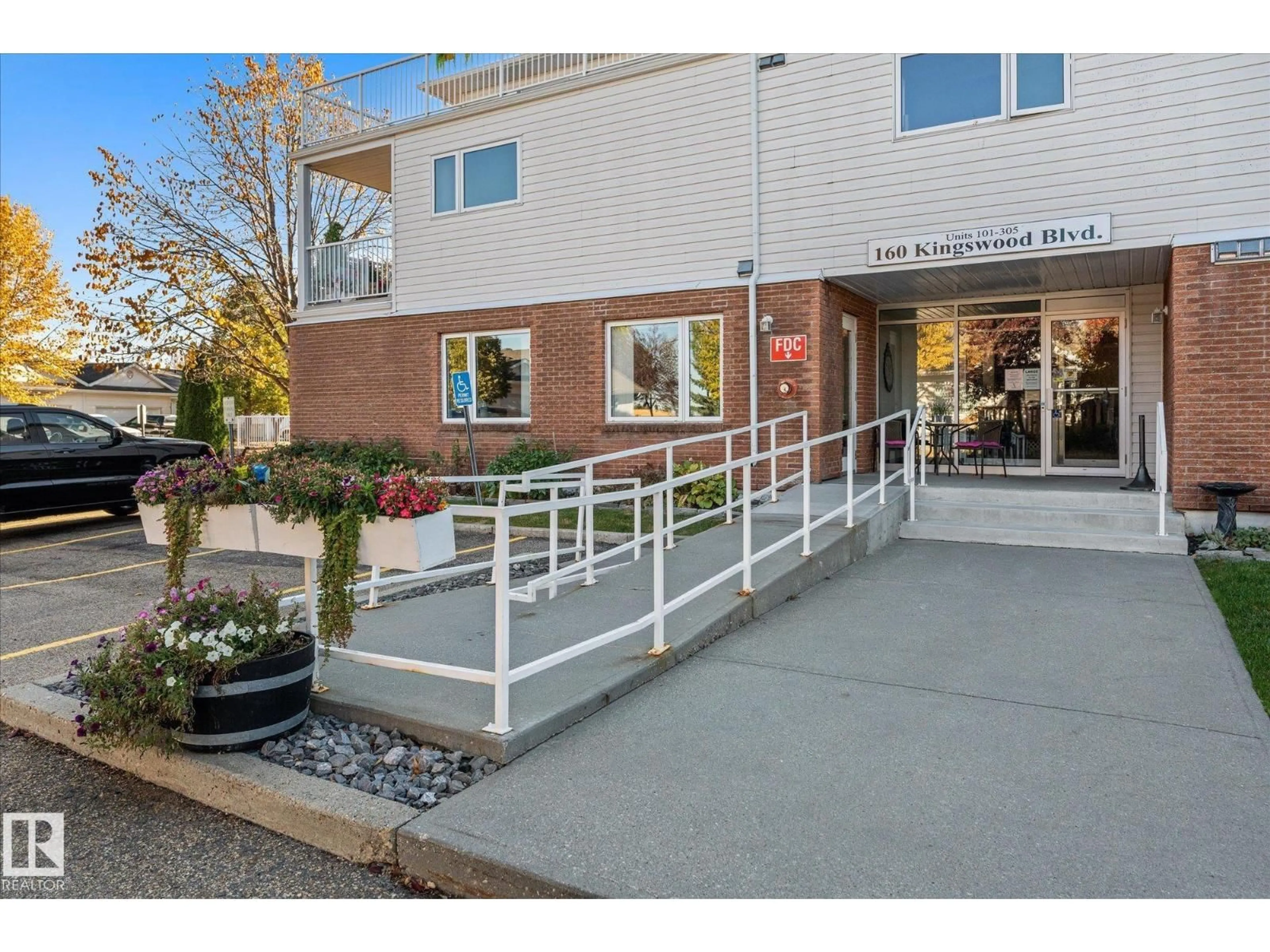 Indoor foyer for 203 - 160 KINGSWOOD BV, St. Albert Alberta T8N6Z2