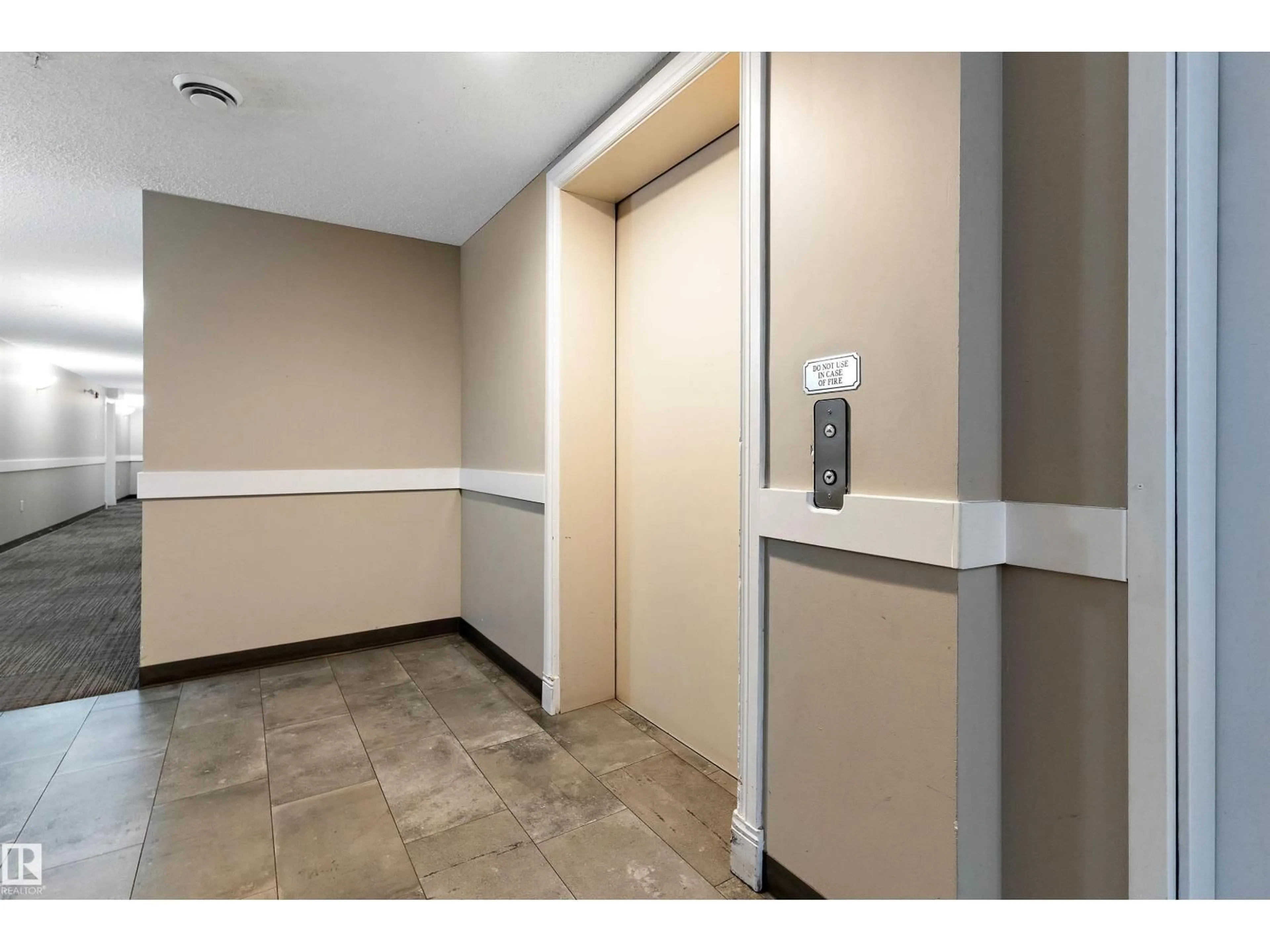 Indoor foyer for 6925 - 317 199 ST, Edmonton Alberta T5T3X8
