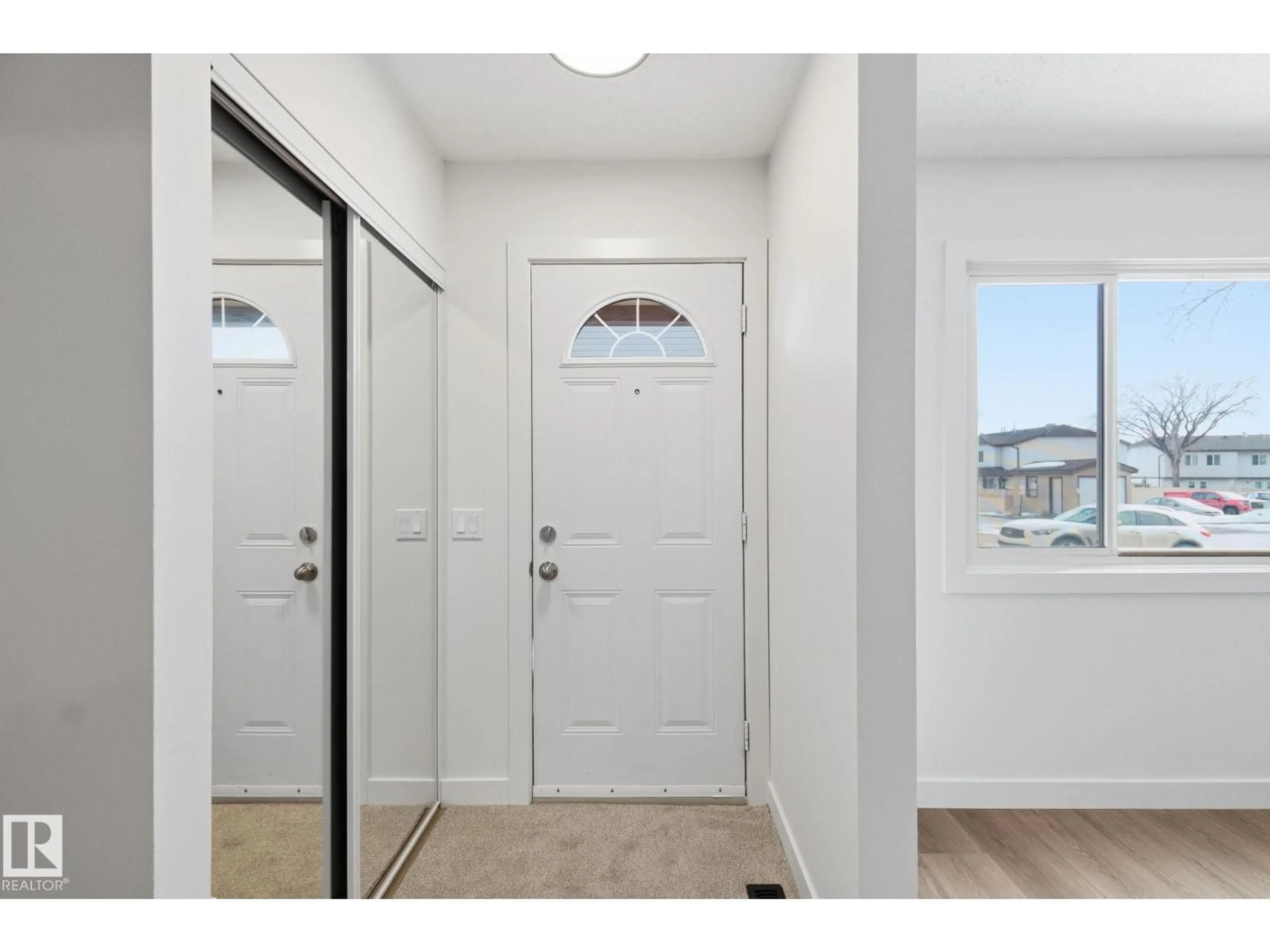 Indoor entryway for 14630 54 ST, Edmonton Alberta T5A4L5