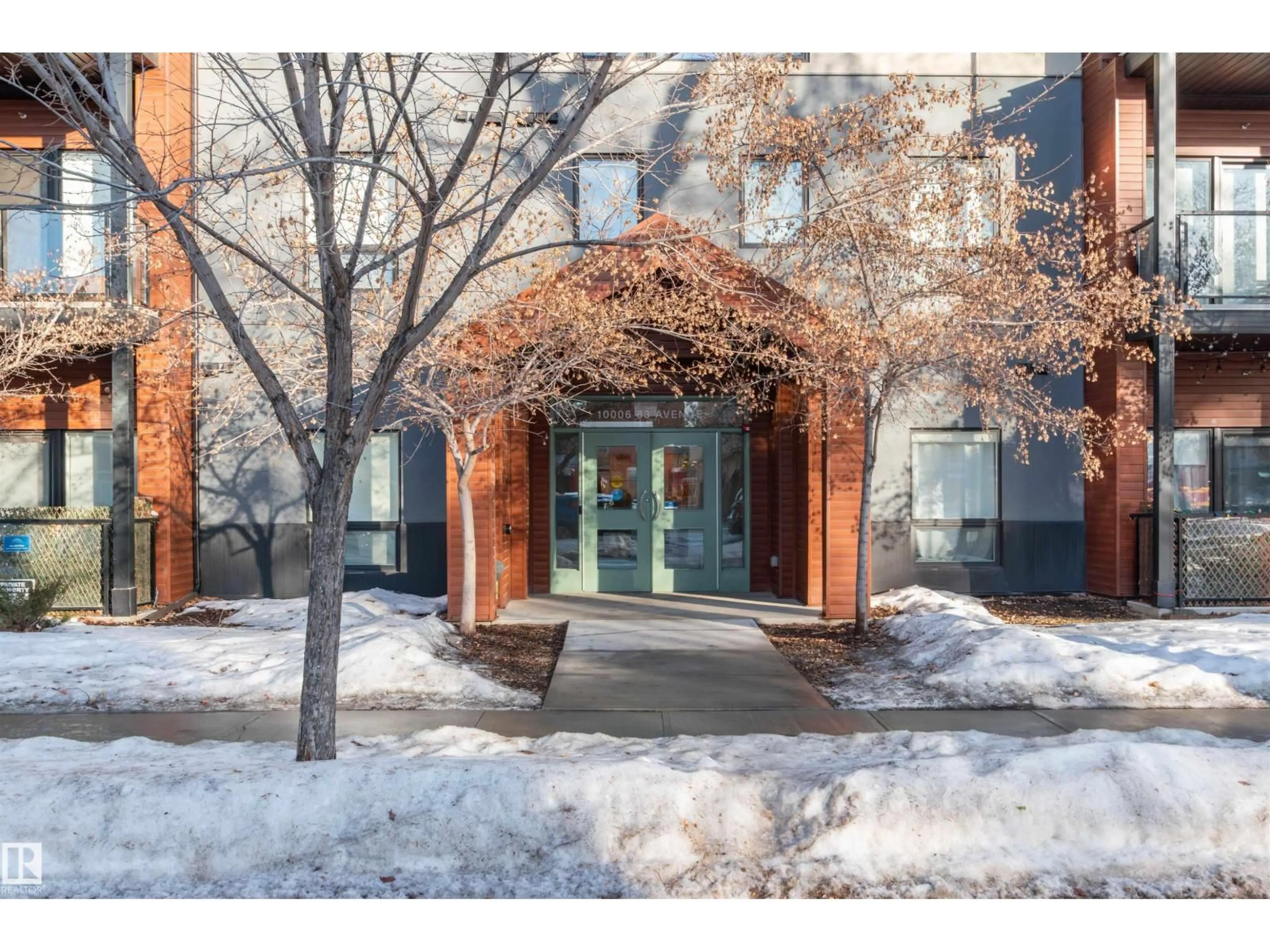 Indoor foyer for 105 - 10006 83 AV, Edmonton Alberta T6E2C2