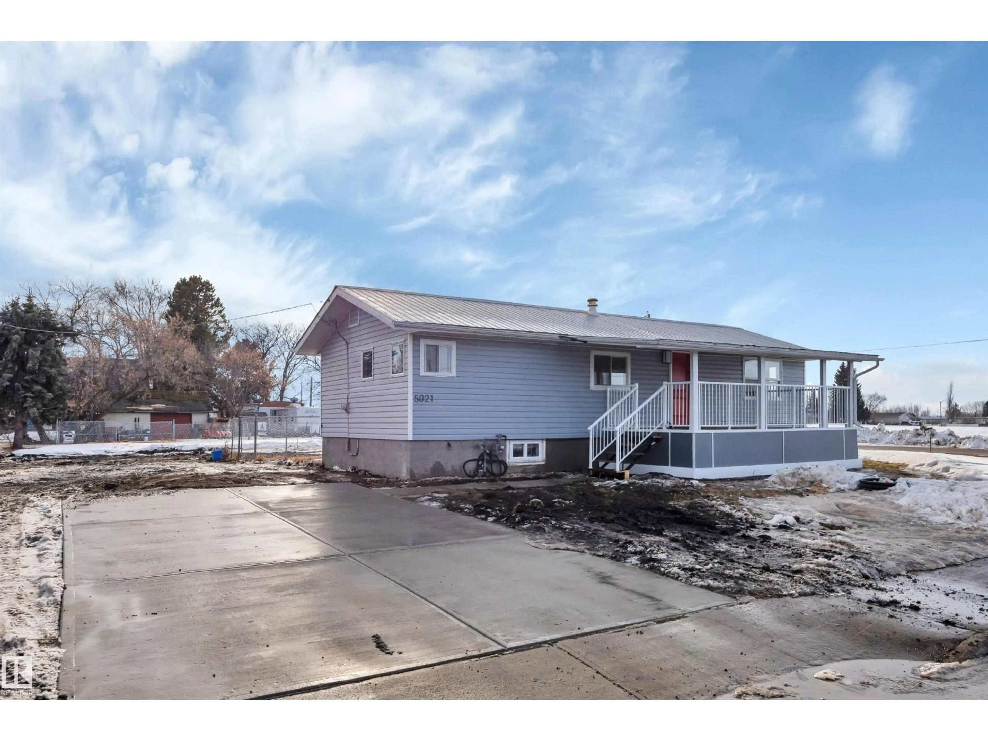 Home with vinyl exterior material, street for 5021 46 AV, Calmar Alberta T0C0V0