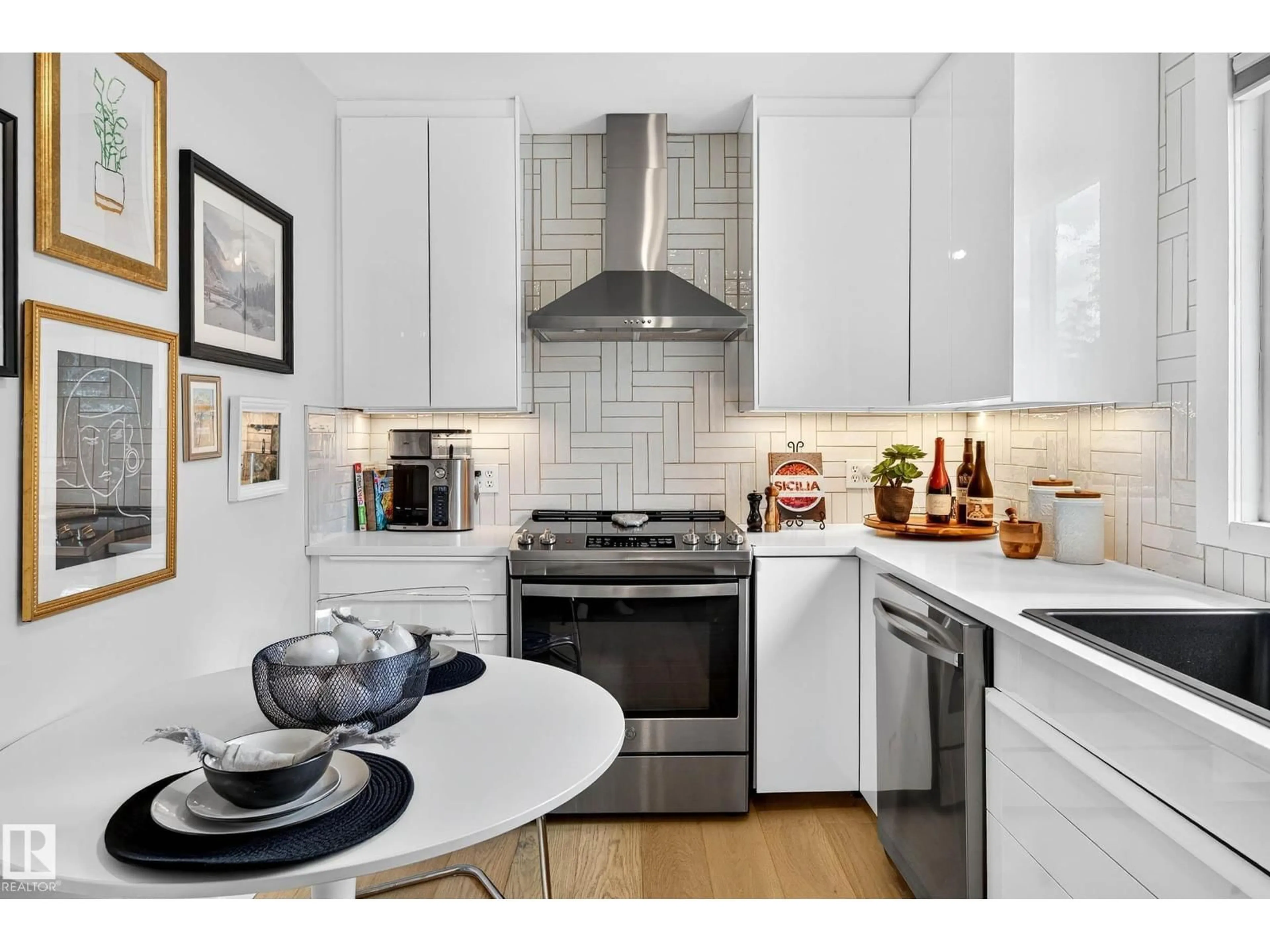 Contemporary kitchen, ceramic/tile floor for 10507 69 AV, Edmonton Alberta T6H2C5