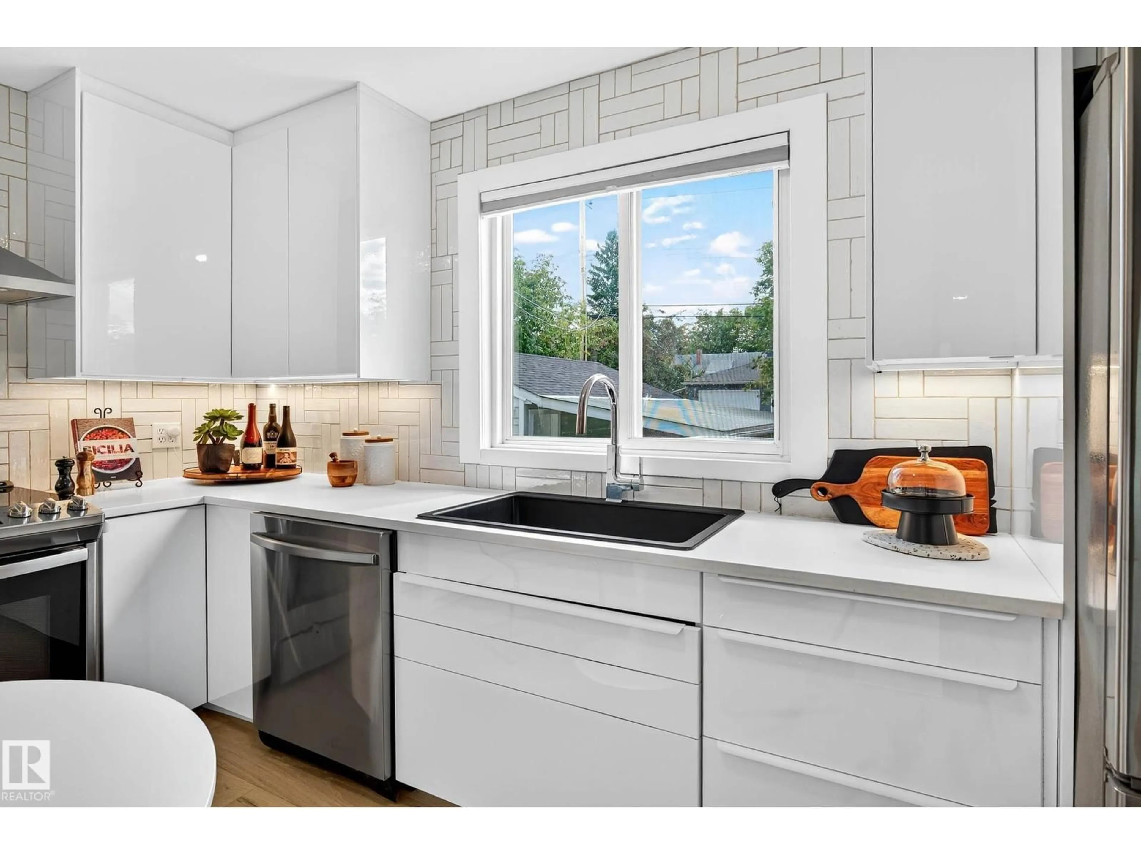 Contemporary kitchen, ceramic/tile floor for 10507 69 AV, Edmonton Alberta T6H2C5