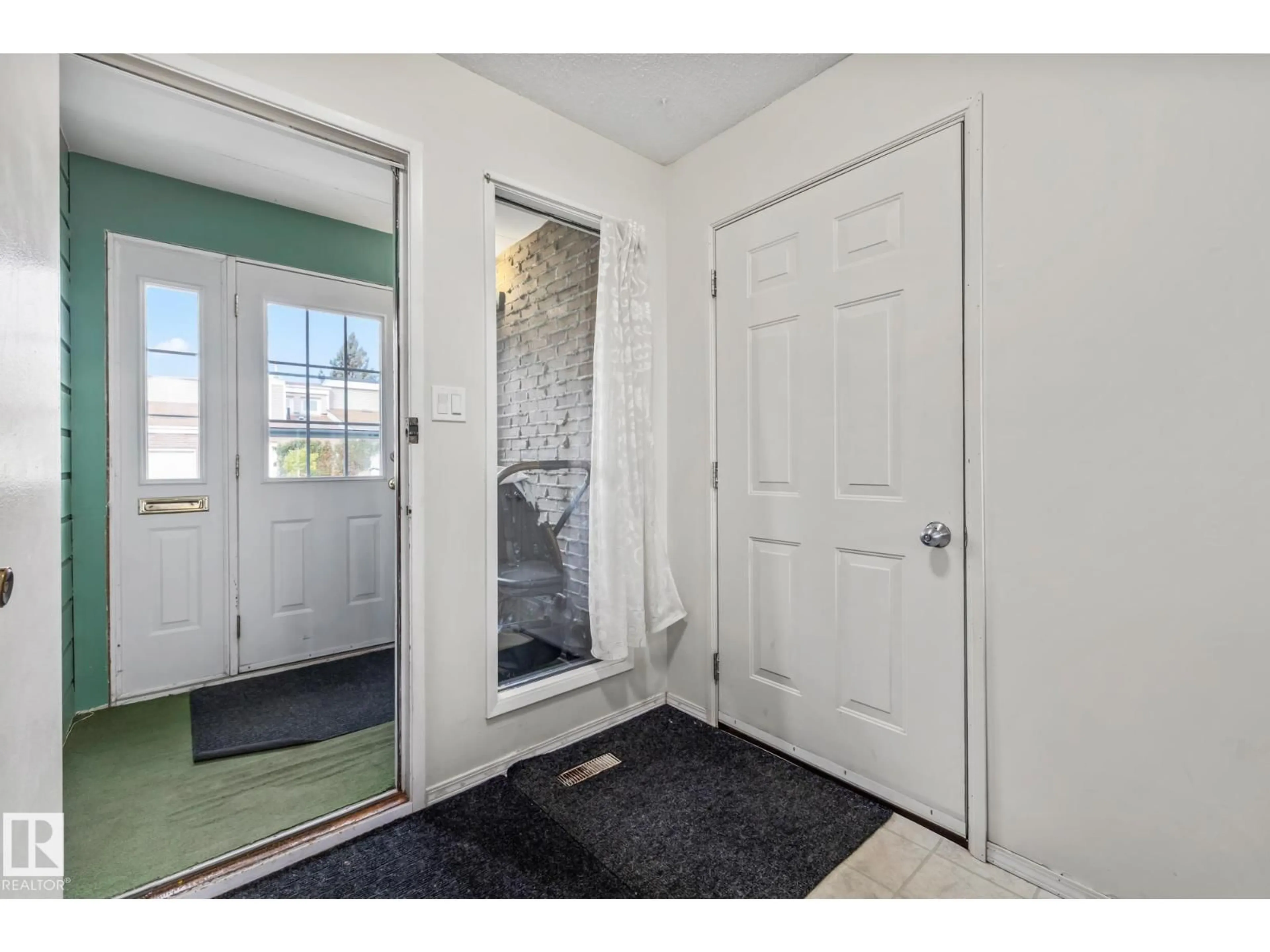 Indoor entryway for 11 GRANDVIEW RG, St. Albert Alberta T8N1T3