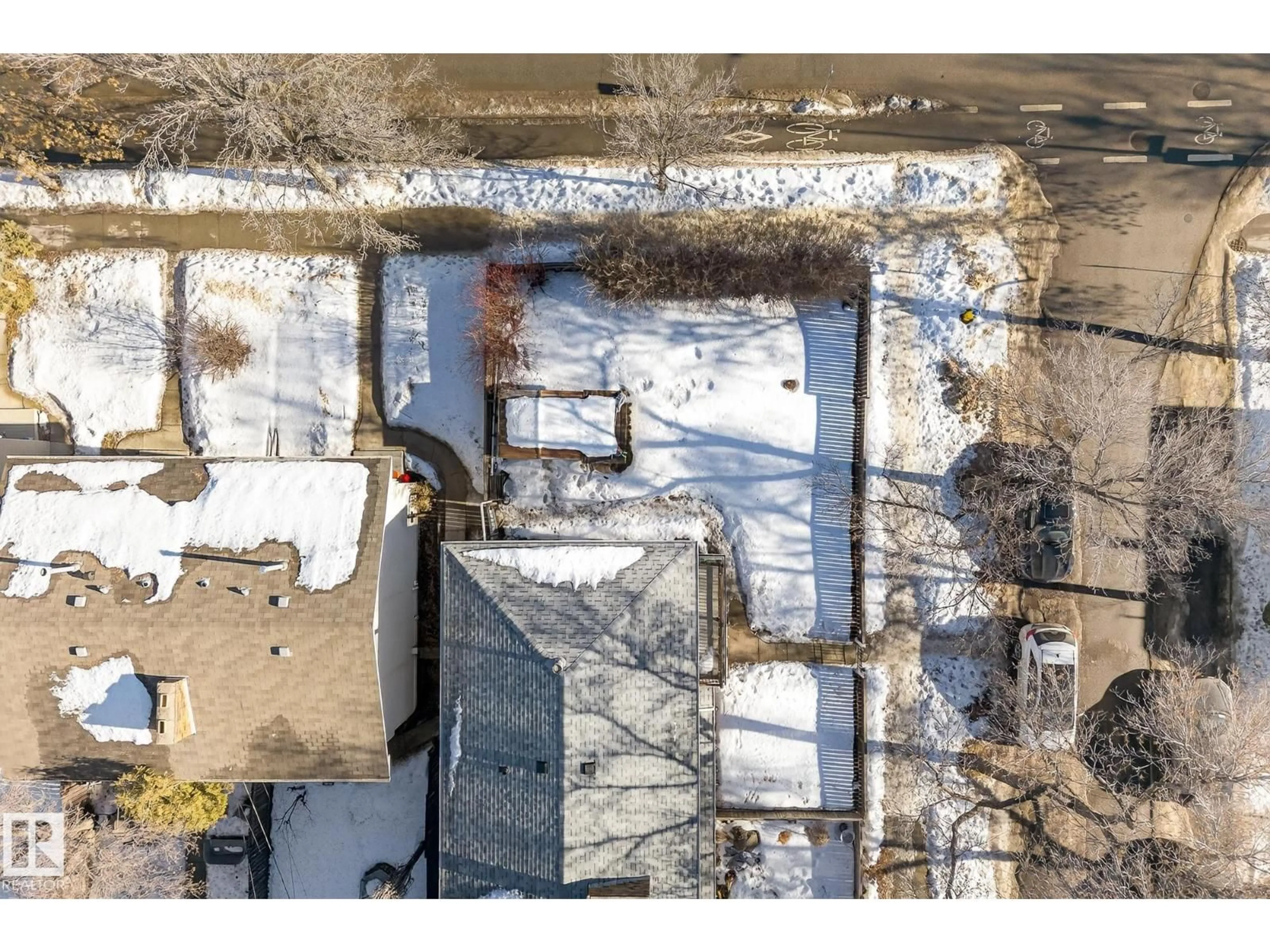 A pic from outside/outdoor area/front of a property/back of a property/a pic from drone, building for 10602 66 AV, Edmonton Alberta T6H1X6