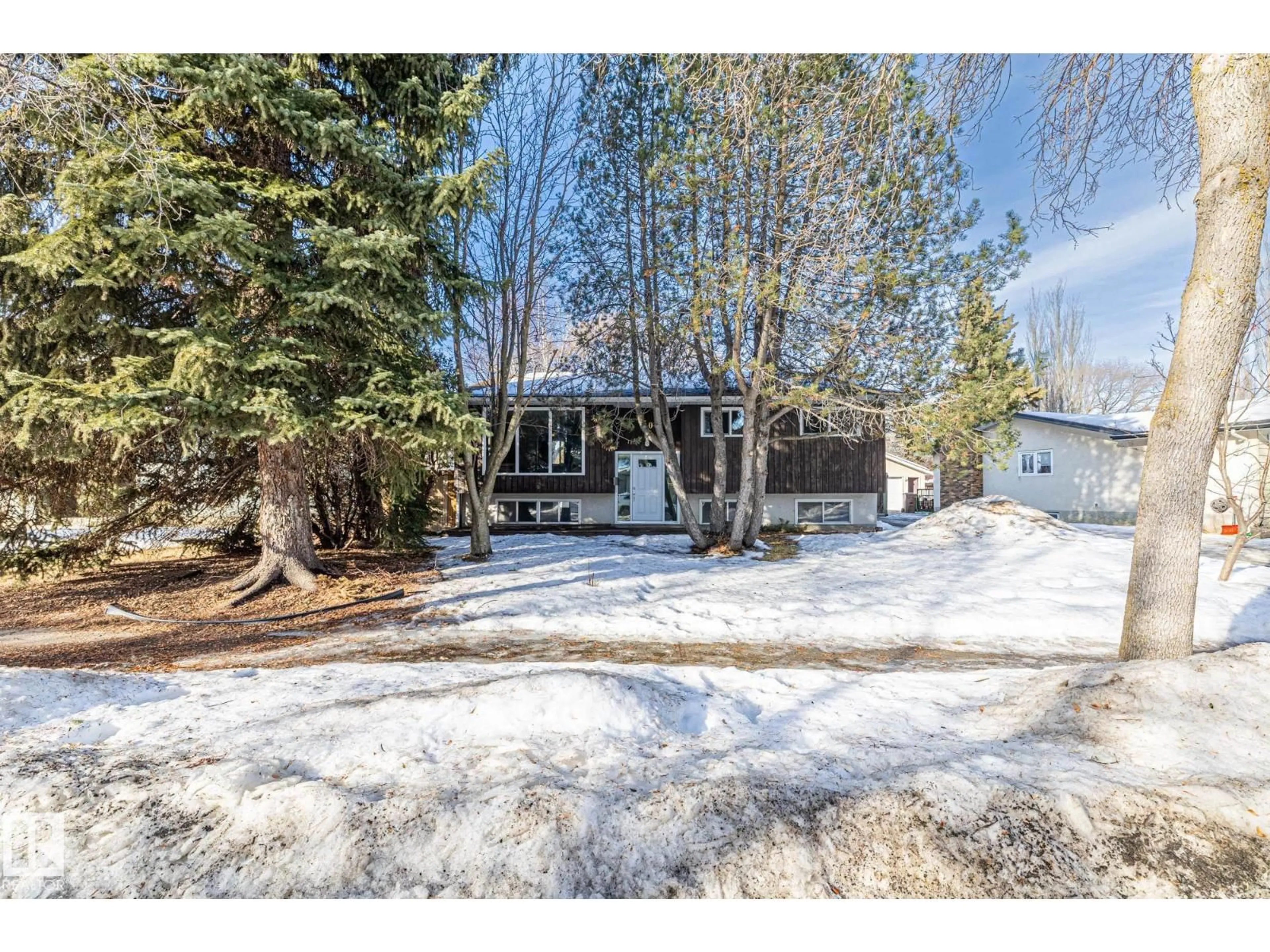 A pic from outside/outdoor area/front of a property/back of a property/a pic from drone, street for 60 FAIR OAKS DR, St. Albert Alberta T8N1R1