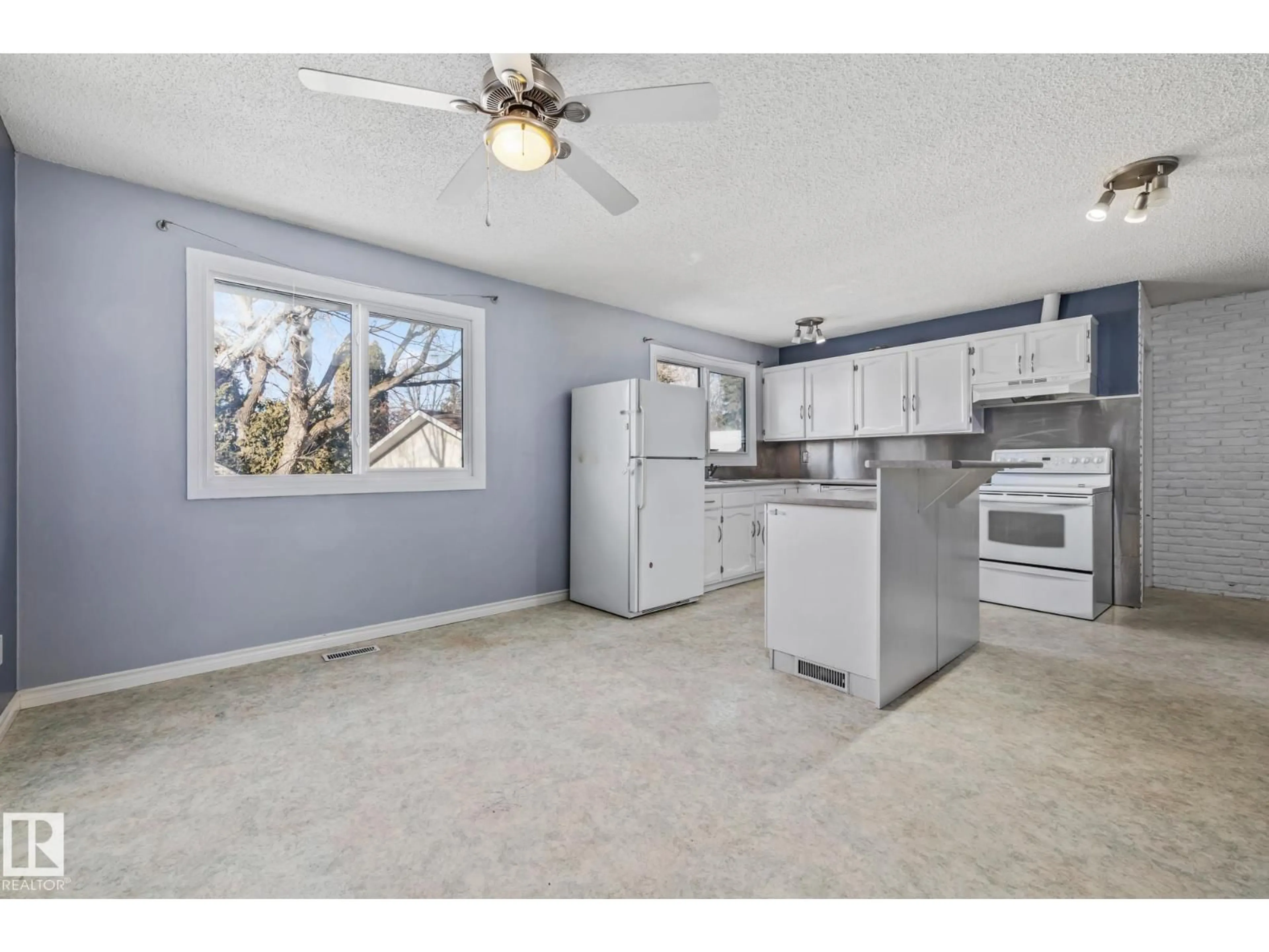 Open concept kitchen, unknown for 60 FAIR OAKS DR, St. Albert Alberta T8N1R1