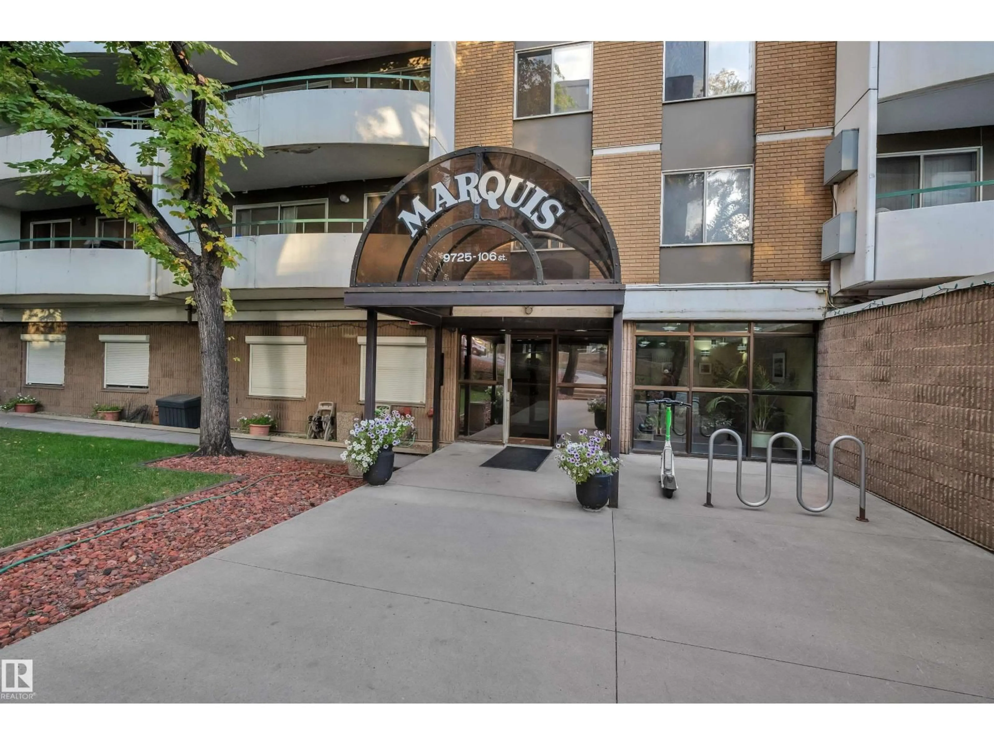 Indoor foyer for #407 - 9725 106 ST, Edmonton Alberta T5K1B5
