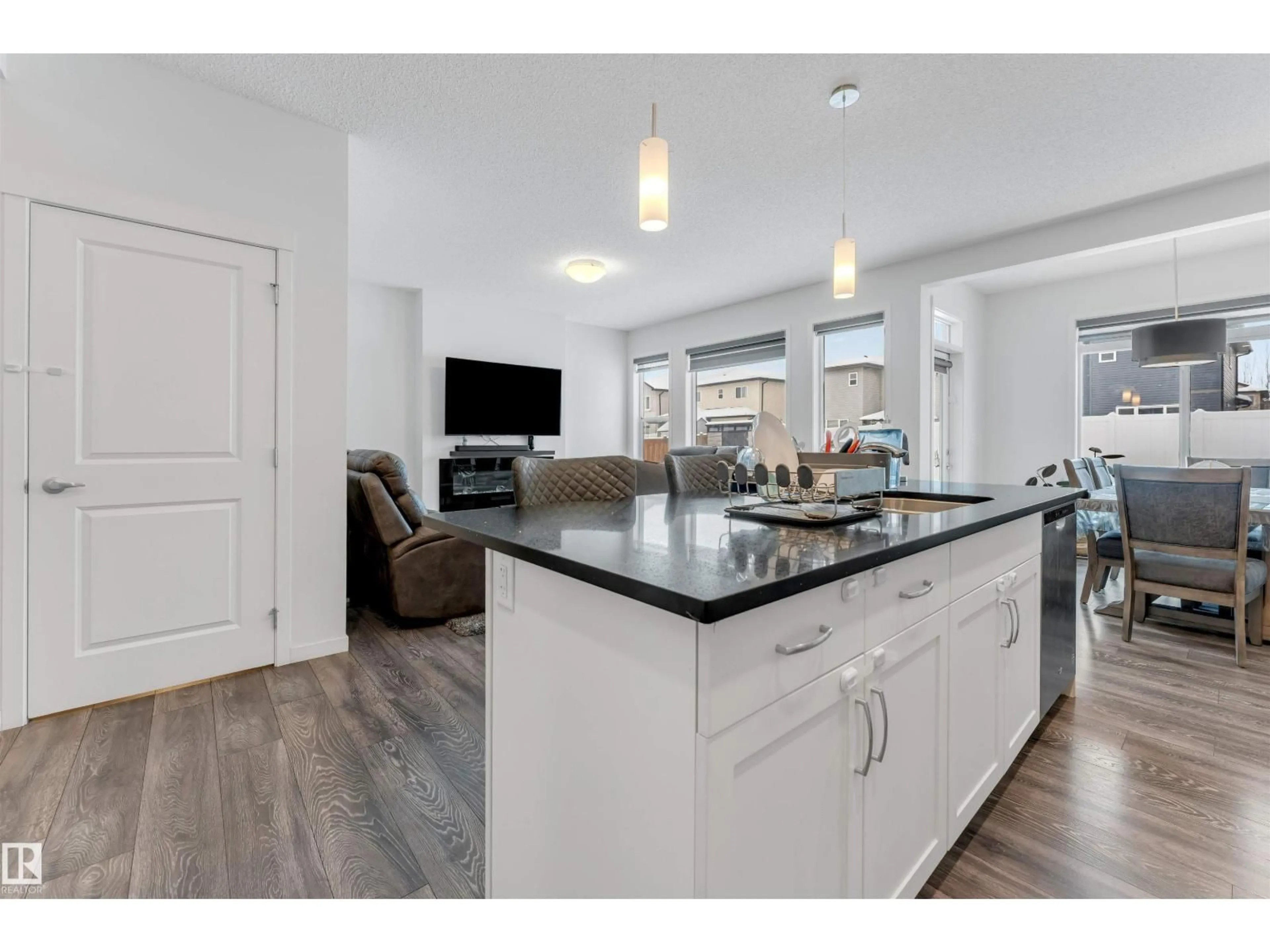 Open concept kitchen, unknown for 933 MCCONACHIE BV, Edmonton Alberta T5Y3X5