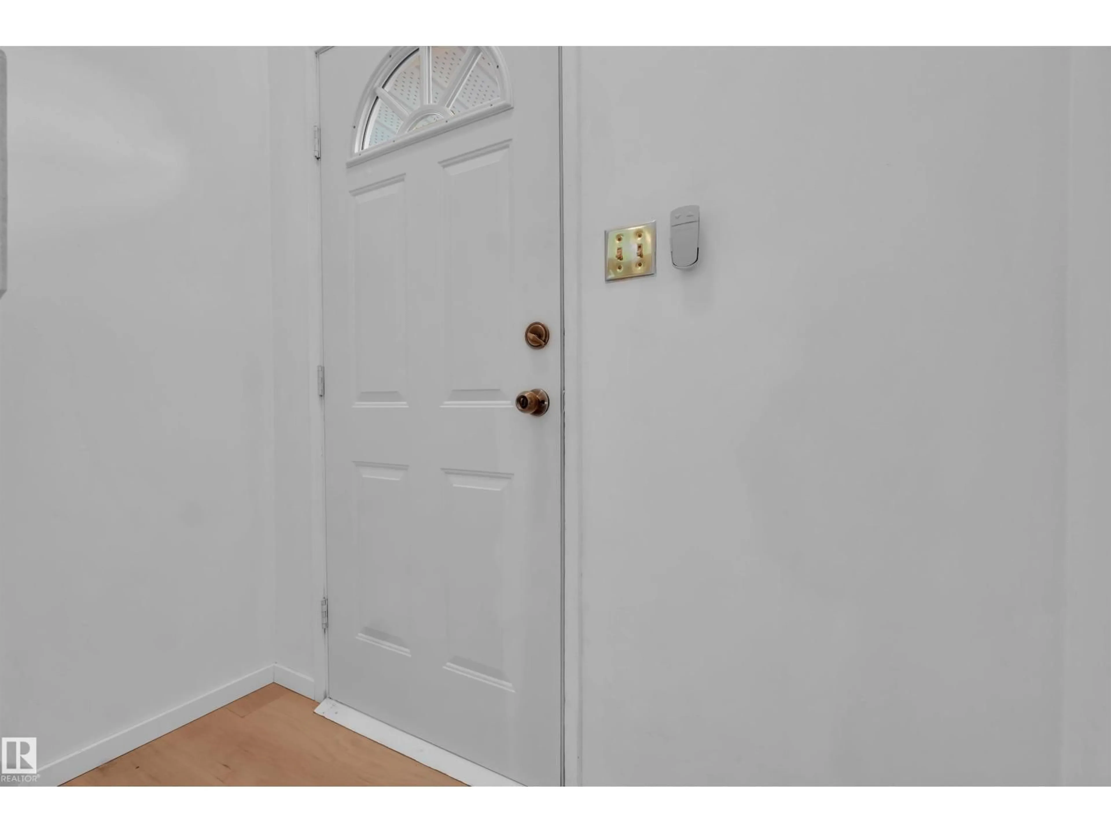 Indoor entryway for 5118 17A AV, Edmonton Alberta T6L1A6