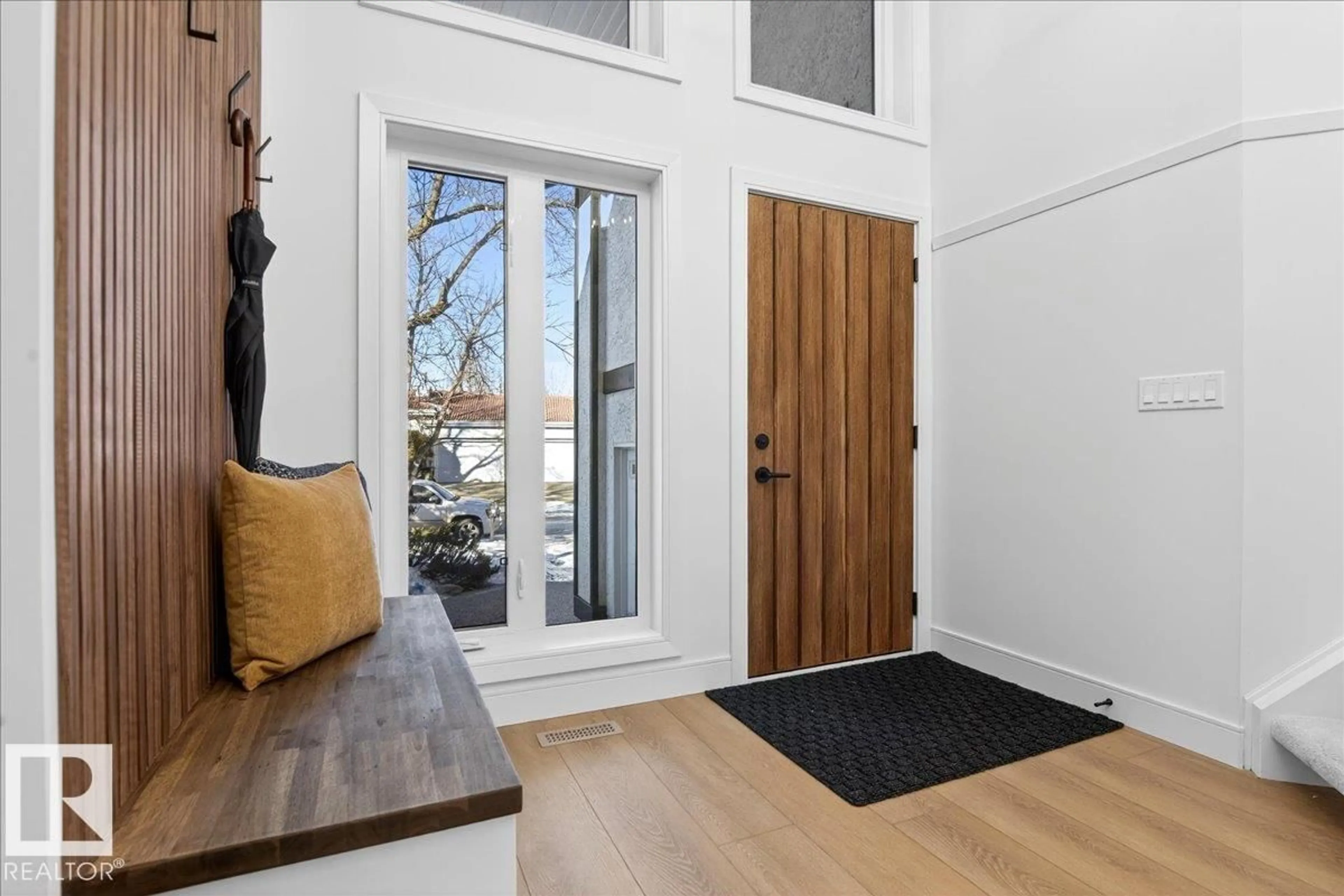 Indoor entryway for 218 OMAND DR, Edmonton Alberta T6R1L7