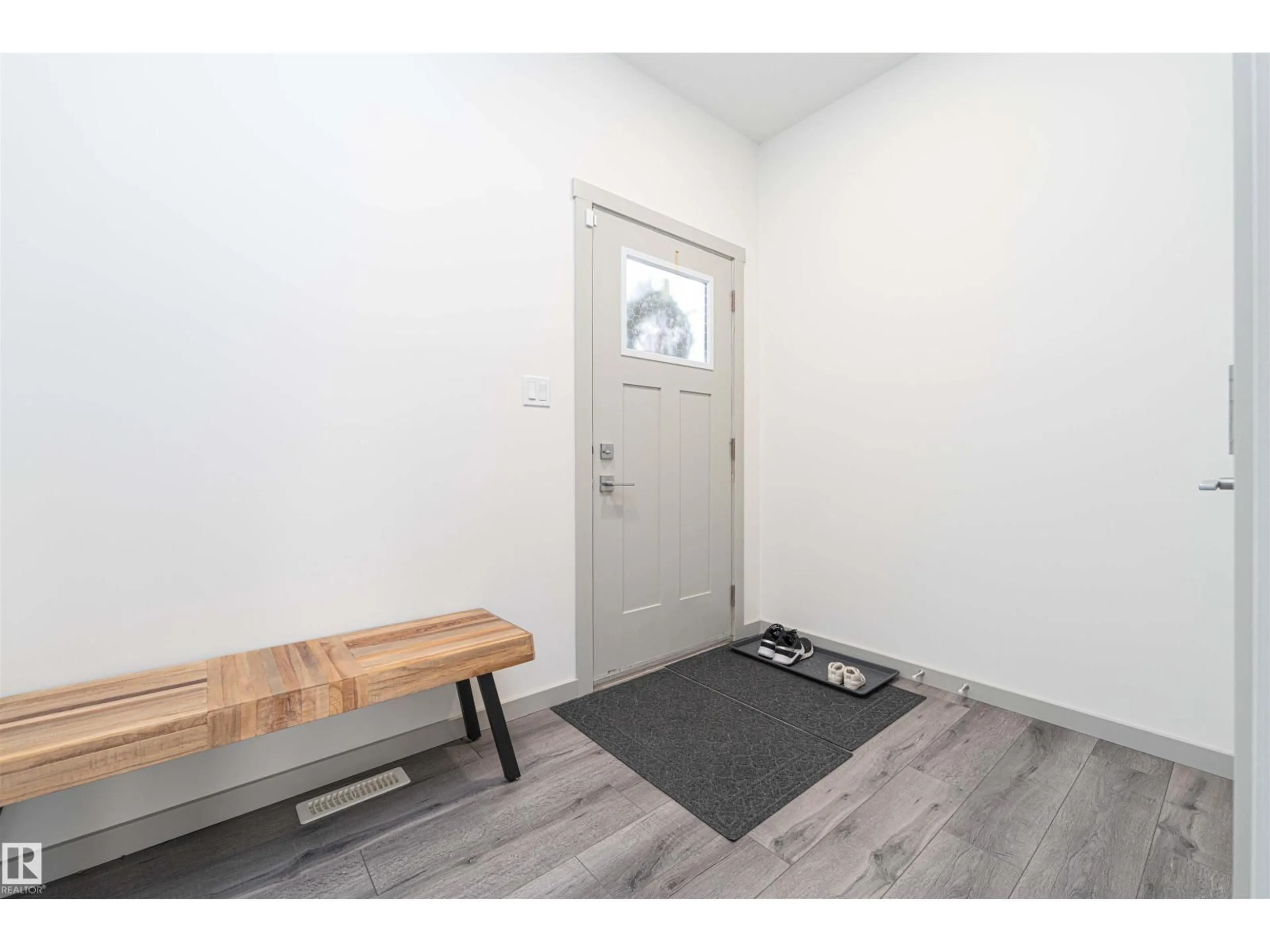 Indoor entryway for 2330 KELLY CI, Edmonton Alberta T6W4K2