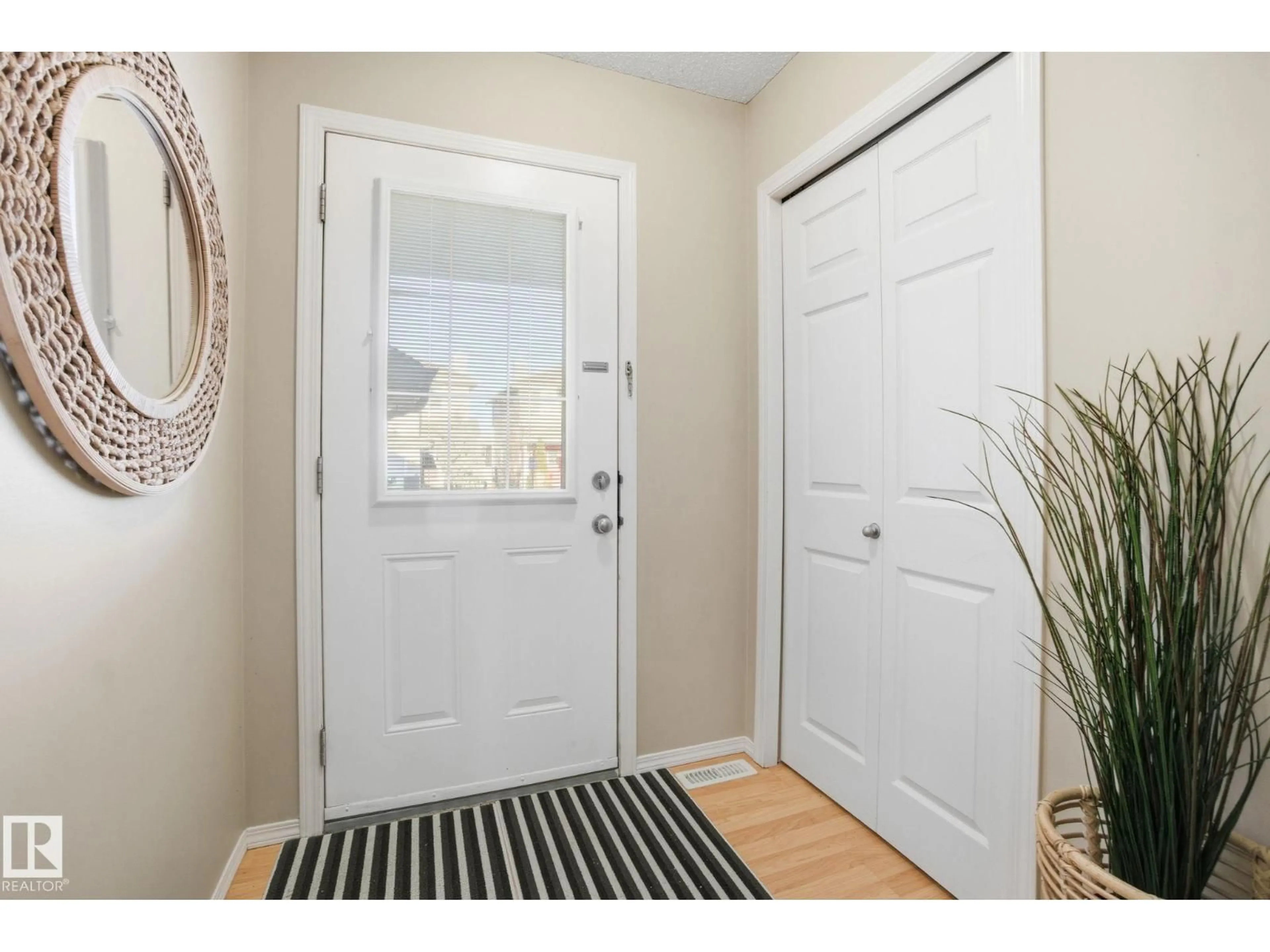 Indoor entryway for #5 - 287 MACEWAN RD, Edmonton Alberta T6W1T4
