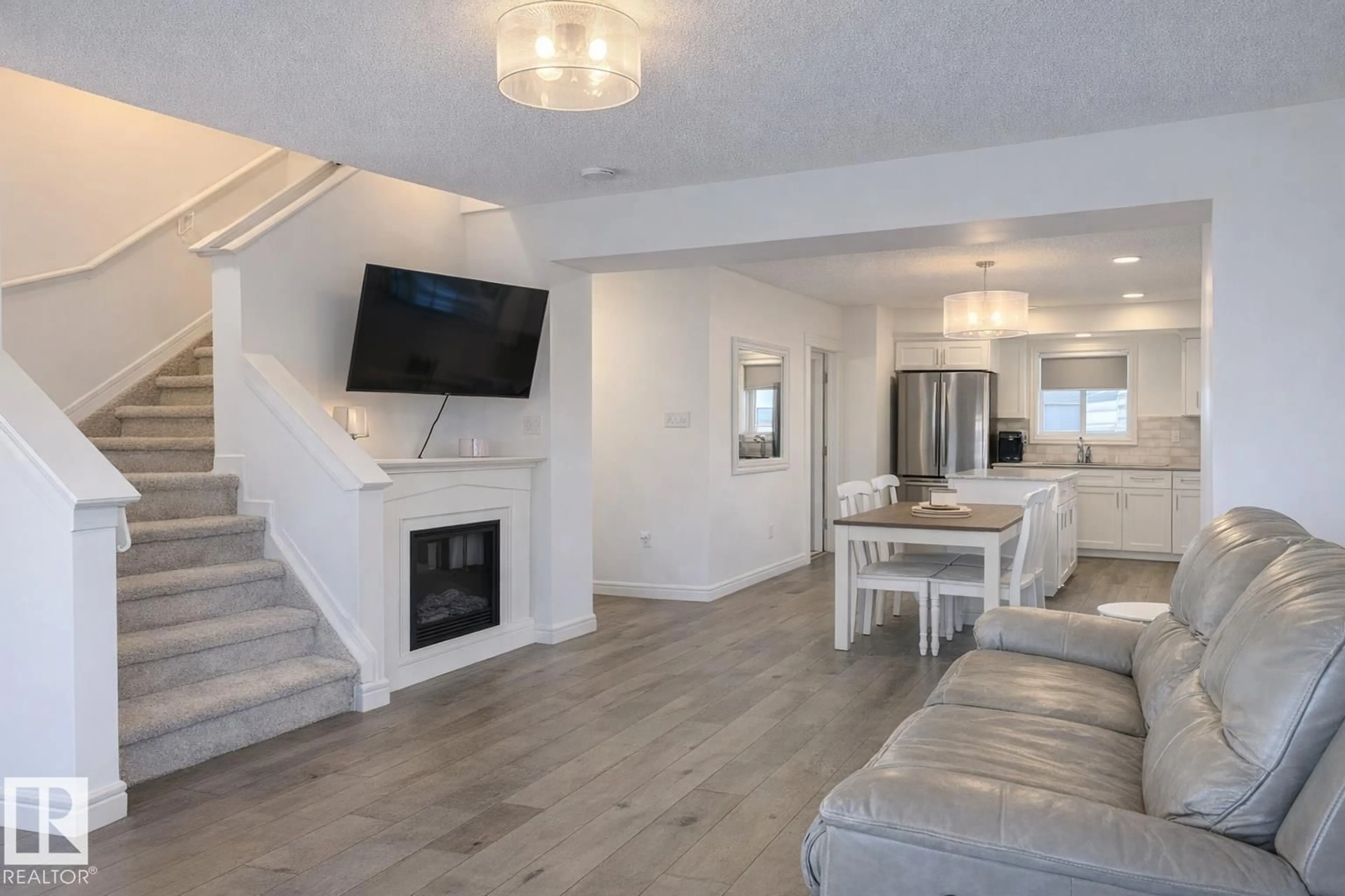 Living room with furniture, unknown for 32 SOUTHPOINTE BV, Fort Saskatchewan Alberta T8L0V2