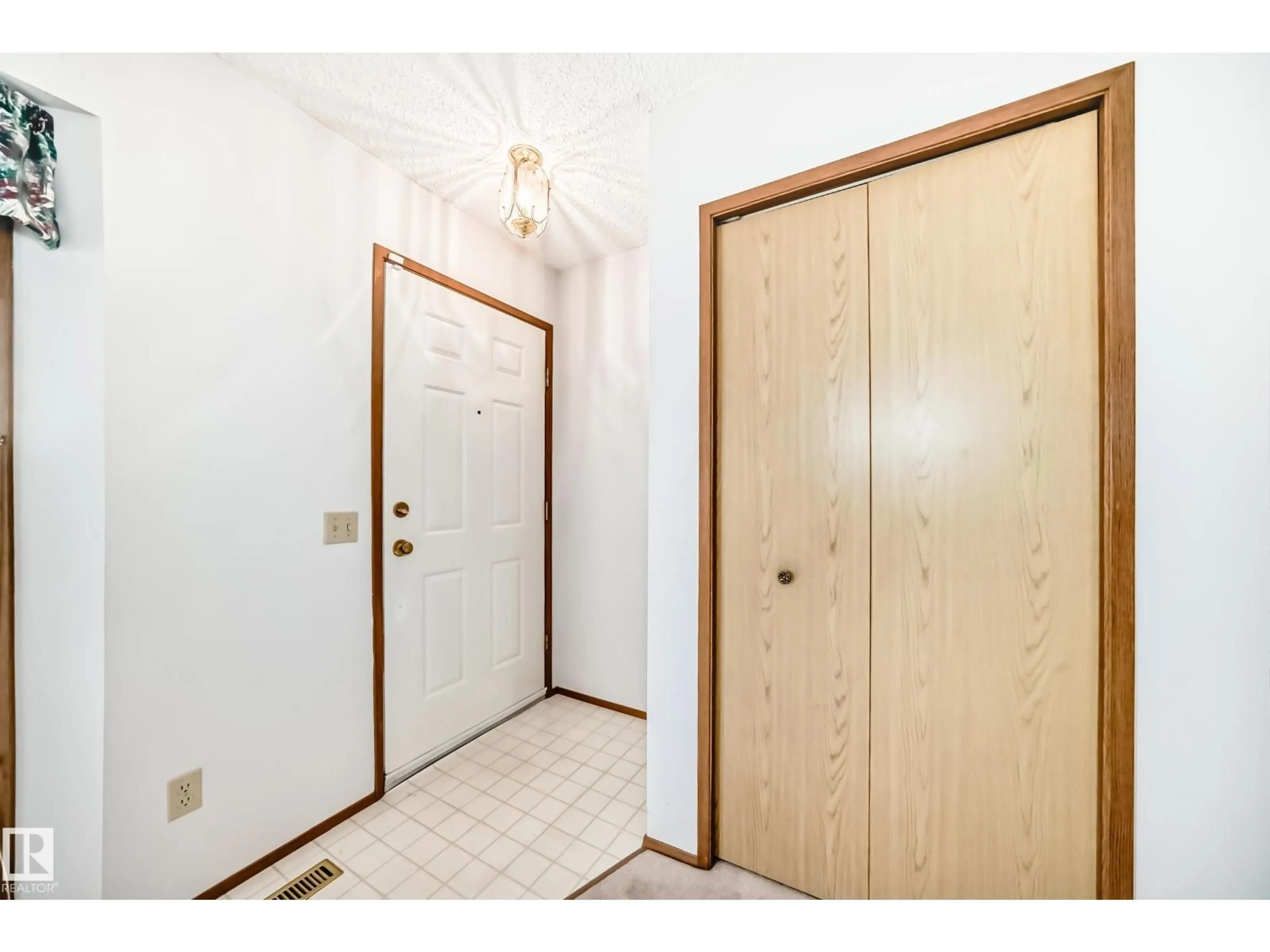 Indoor entryway for 1 - 108 ABERDEEN WY, Stony Plain Alberta T7Z1M9