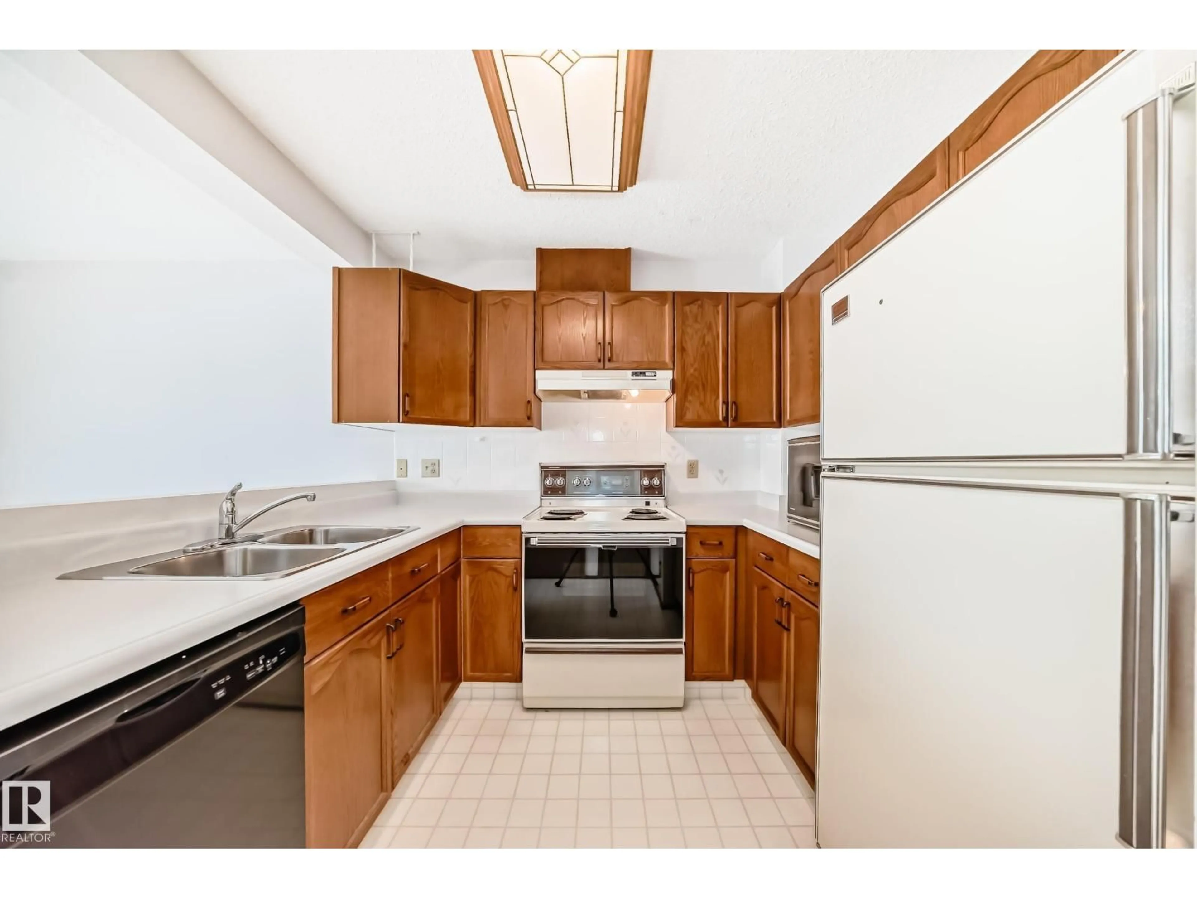 Standard kitchen, unknown for 1 - 108 ABERDEEN WY, Stony Plain Alberta T7Z1M9