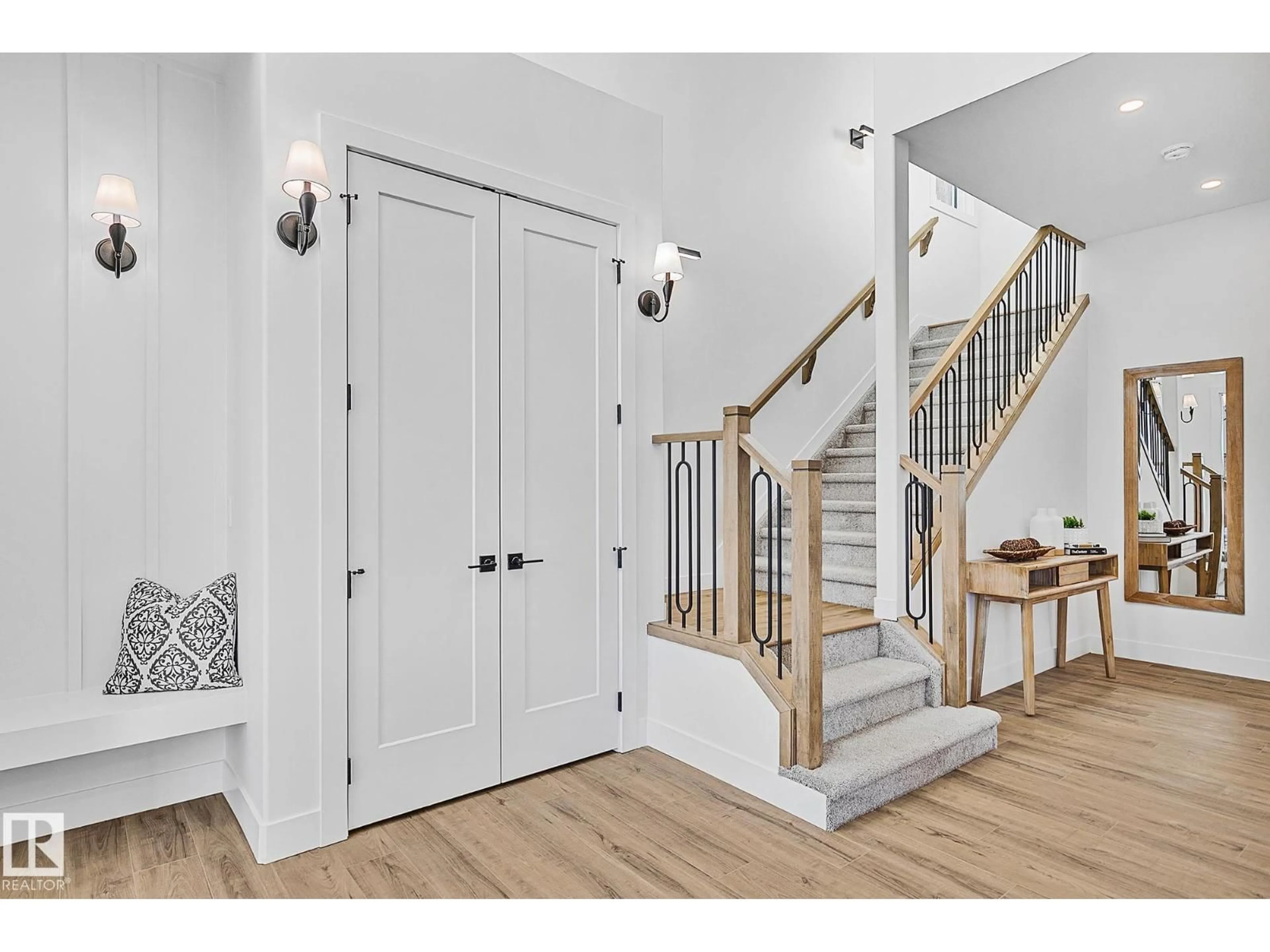 Indoor entryway for 11234 61 ST, Edmonton Alberta T5W4A5