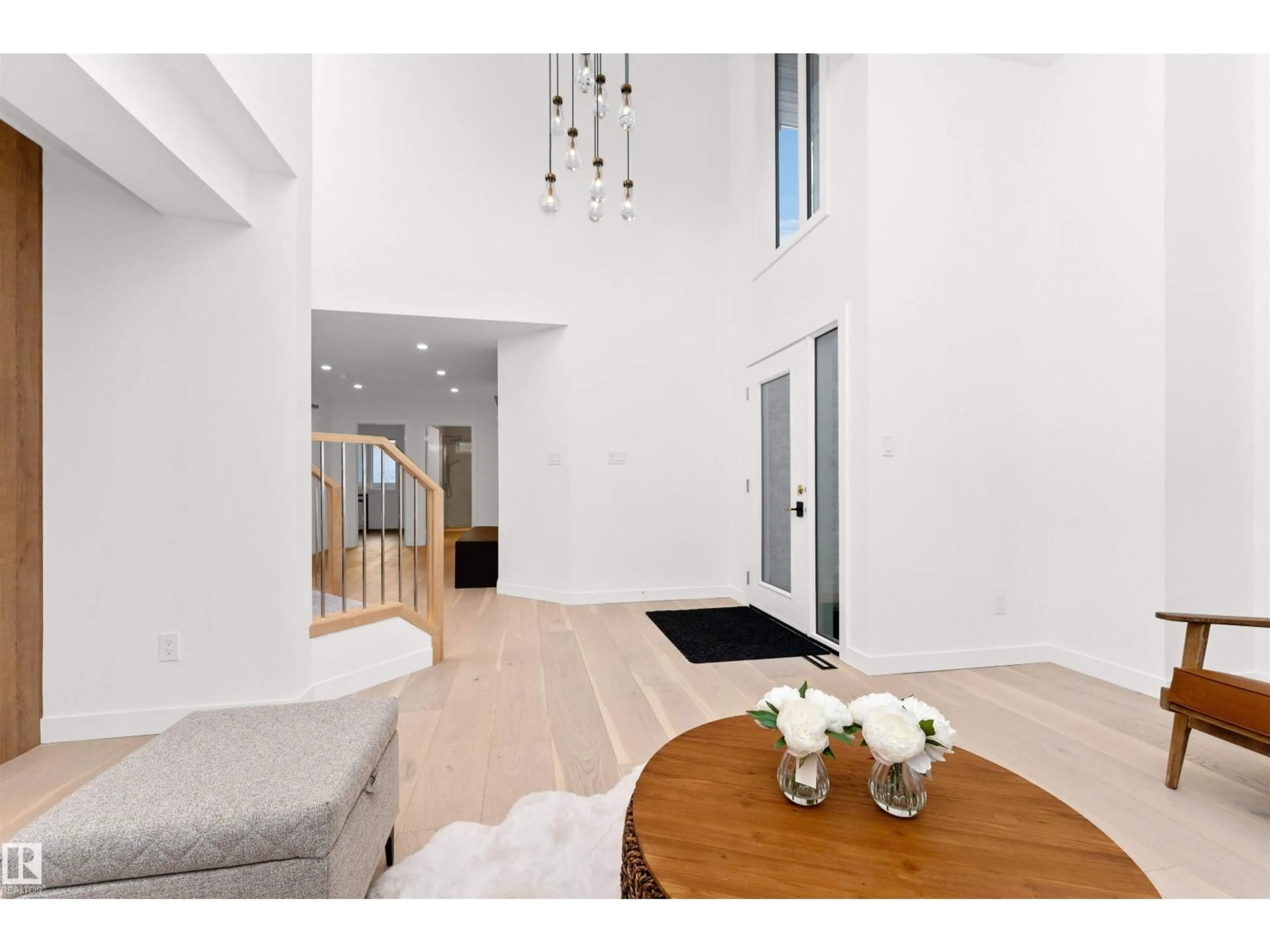 Indoor entryway for 607 BUTTERWORTH WD, Edmonton Alberta T6R2G8