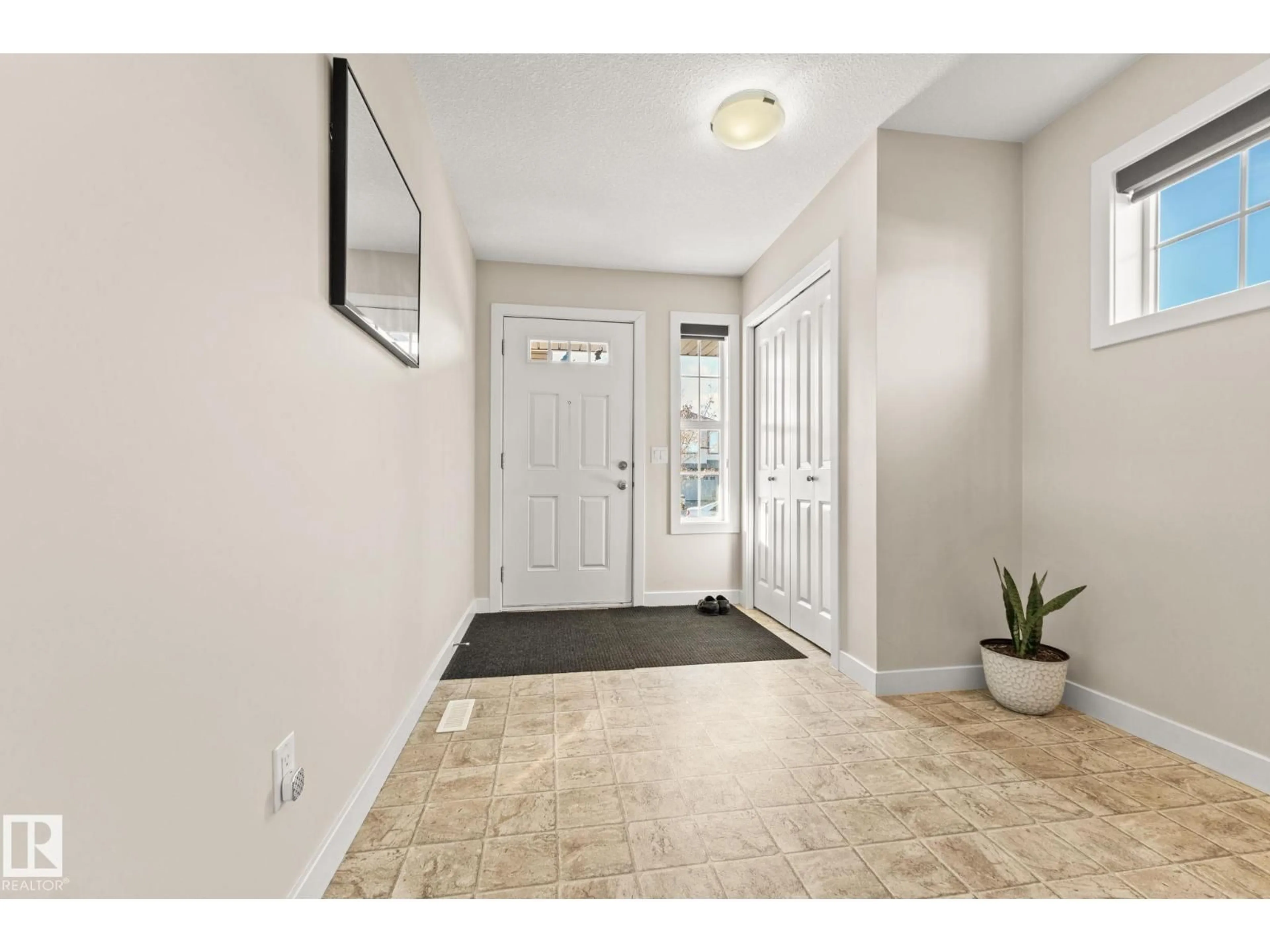 Indoor entryway for 724 40 AV, Edmonton Alberta T6T0T3