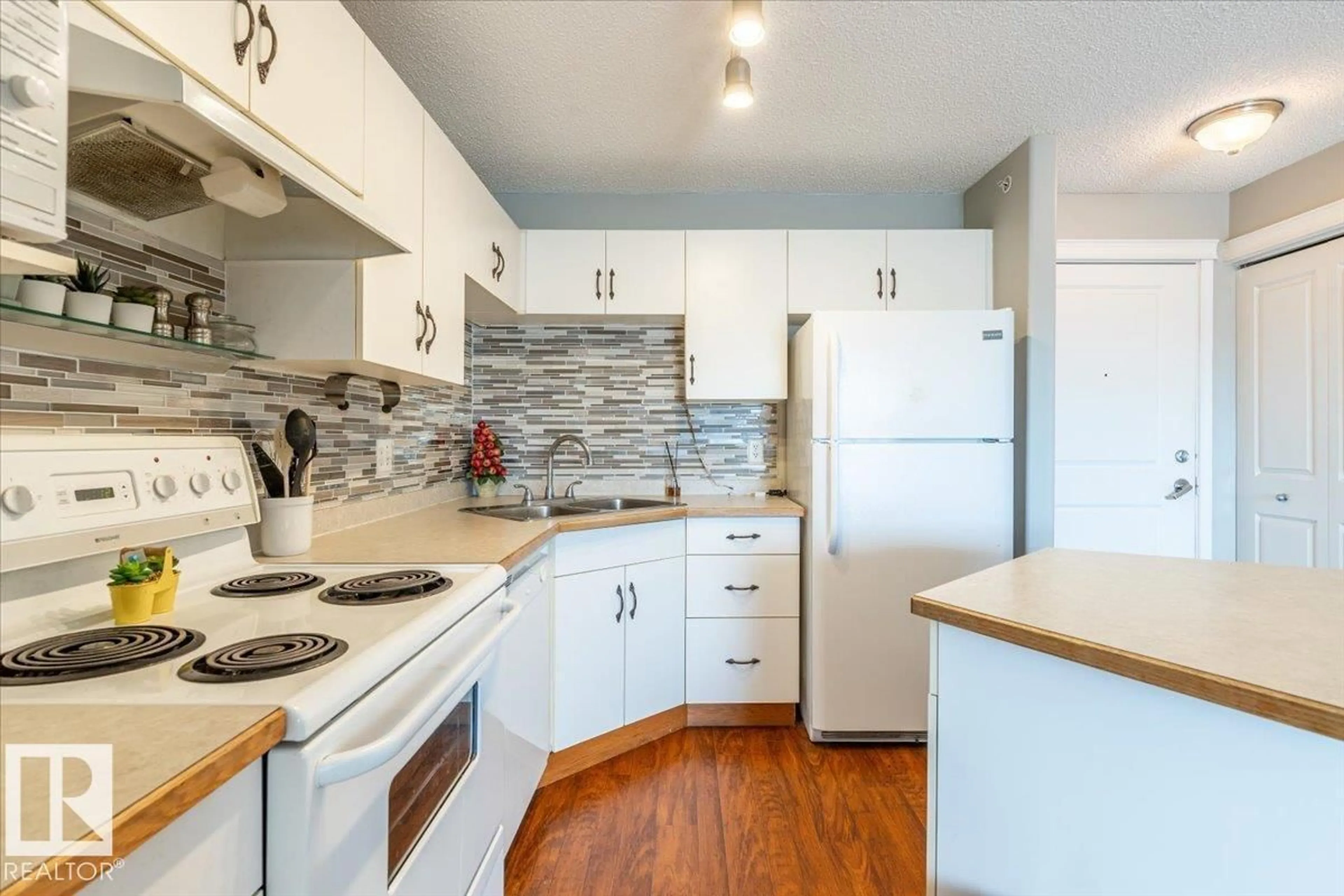 Standard kitchen, unknown for 523 10535 122 ST NW, Edmonton Alberta T5N4B7
